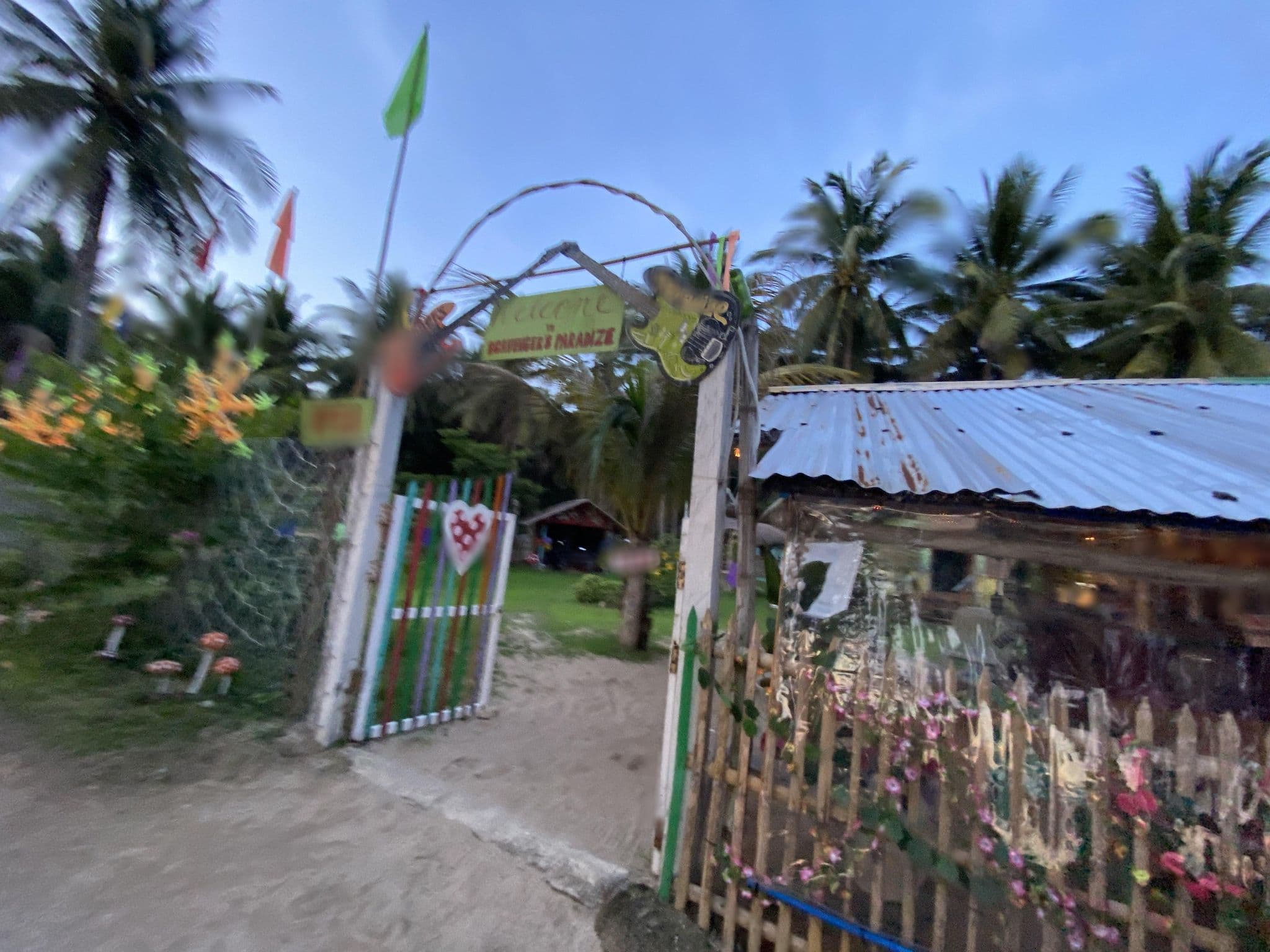 Street view near The Escape, Looc — © ralleon (CC BY-SA · Mapillary)
