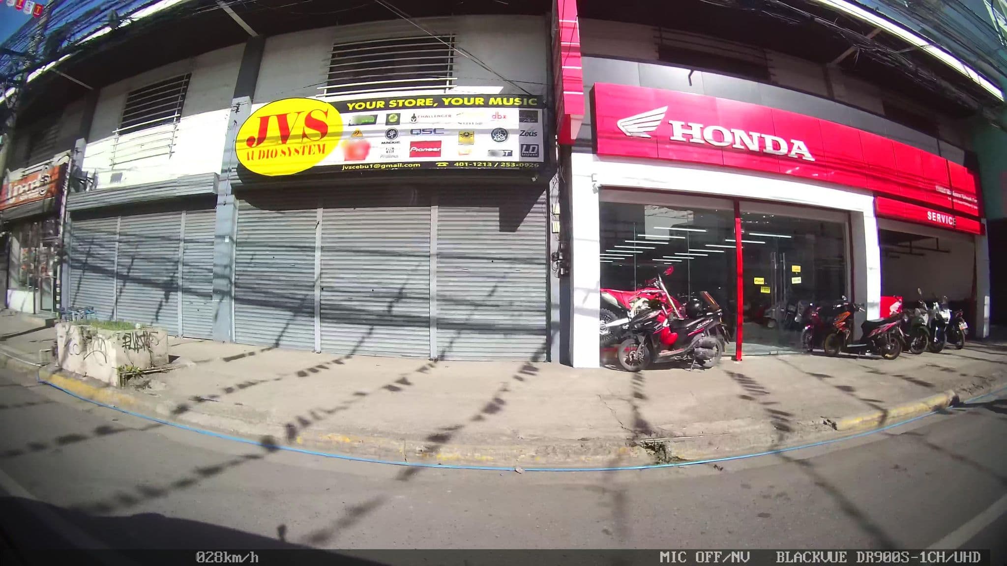 Street view near Lynn's Pension House, Adlaon — © Kaart---RIGHT (CC BY-SA · Mapillary)
