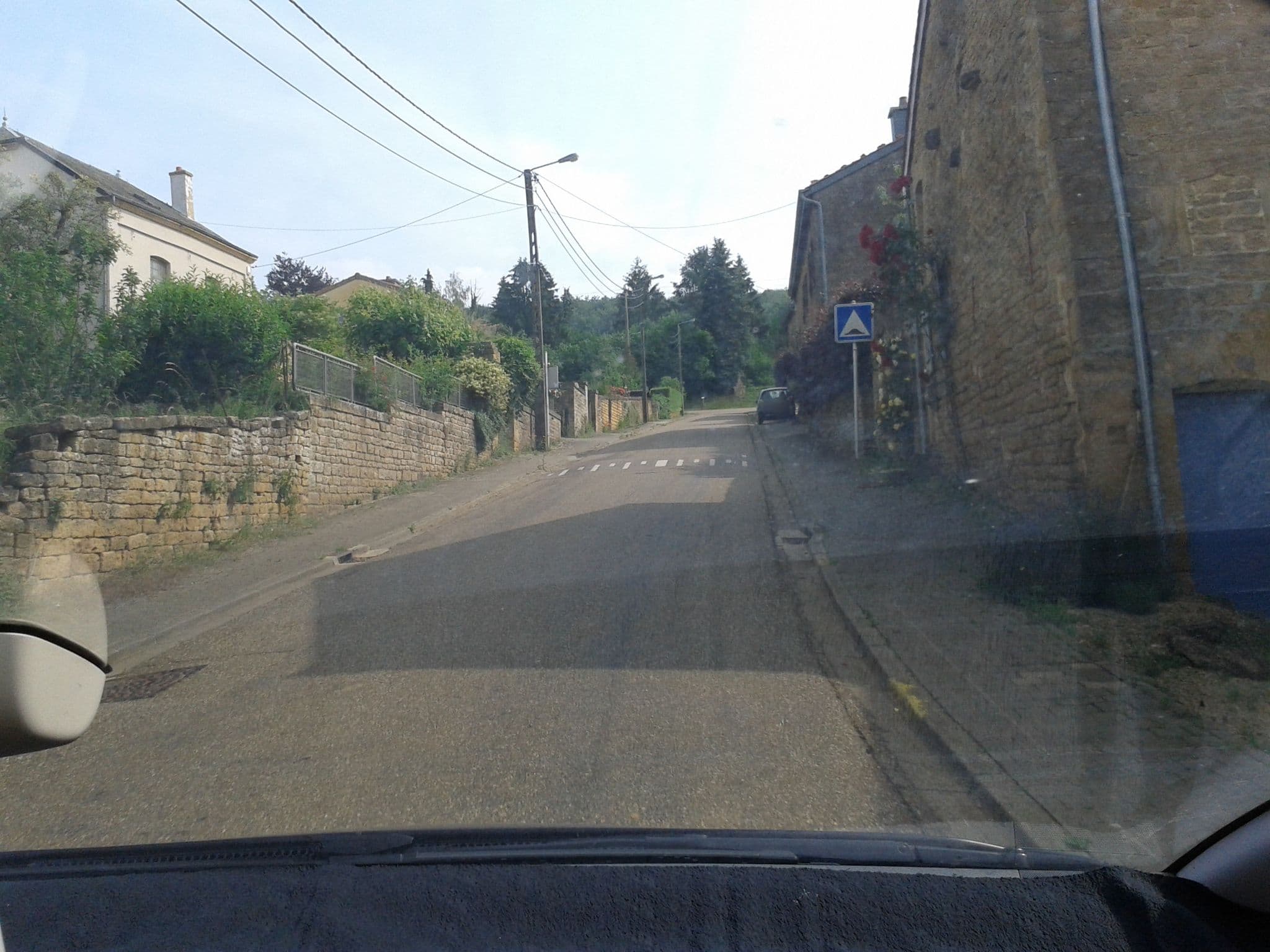Street view near Clos de la Fouchère, Rouvroy — © foxandpotatoes (CC BY-SA · Mapillary)
