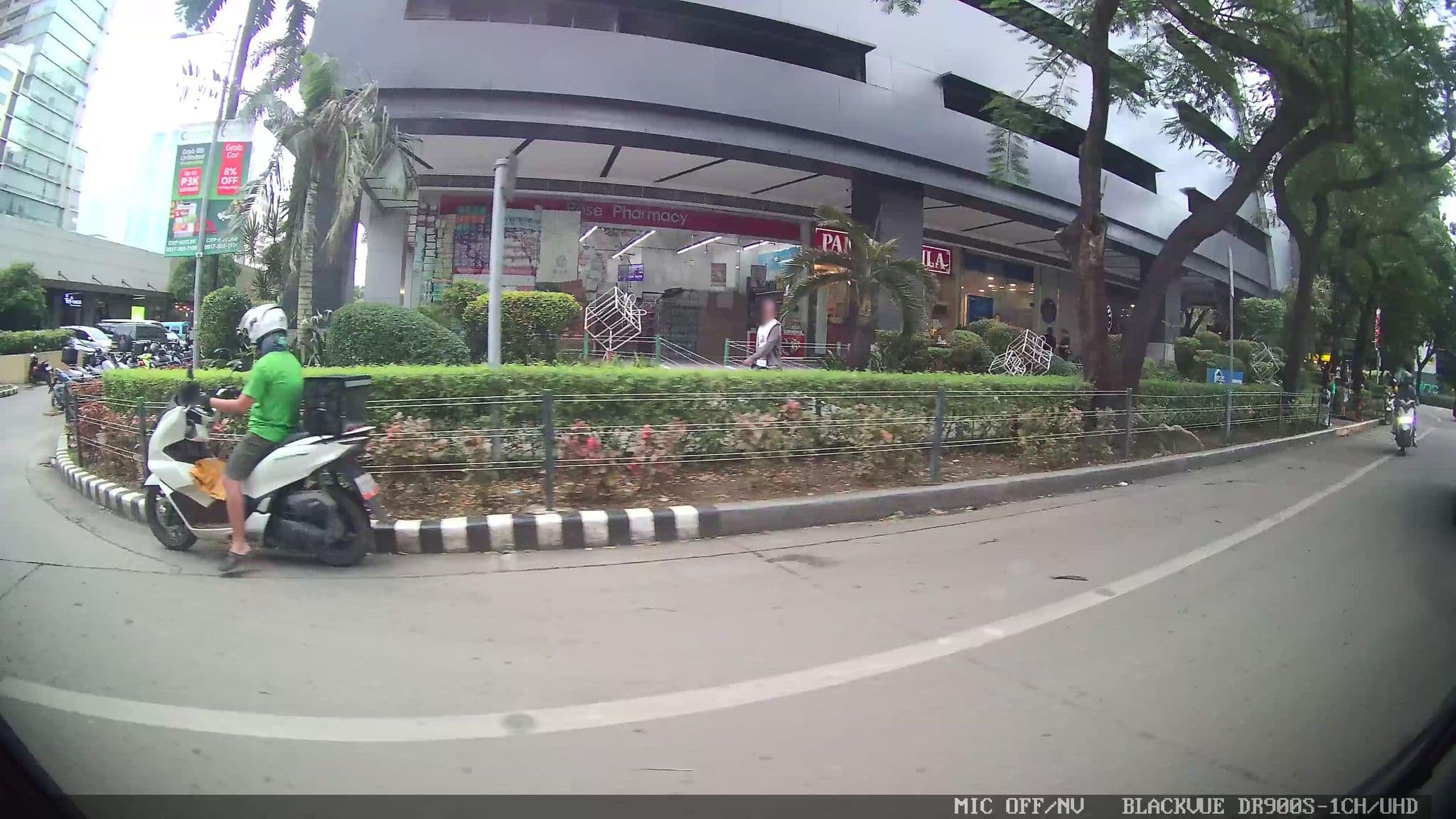 Street view near Seda Ayala Malls Central Bloc, Apas — © Kaart---RIGHT (CC BY-SA · Mapillary)