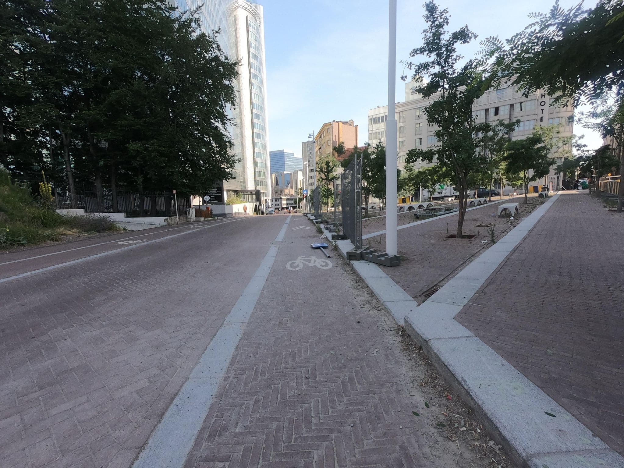 Street view near The Hoxton, Saint-Josse-ten-Noode — © thierry1030 (CC BY-SA · Mapillary)