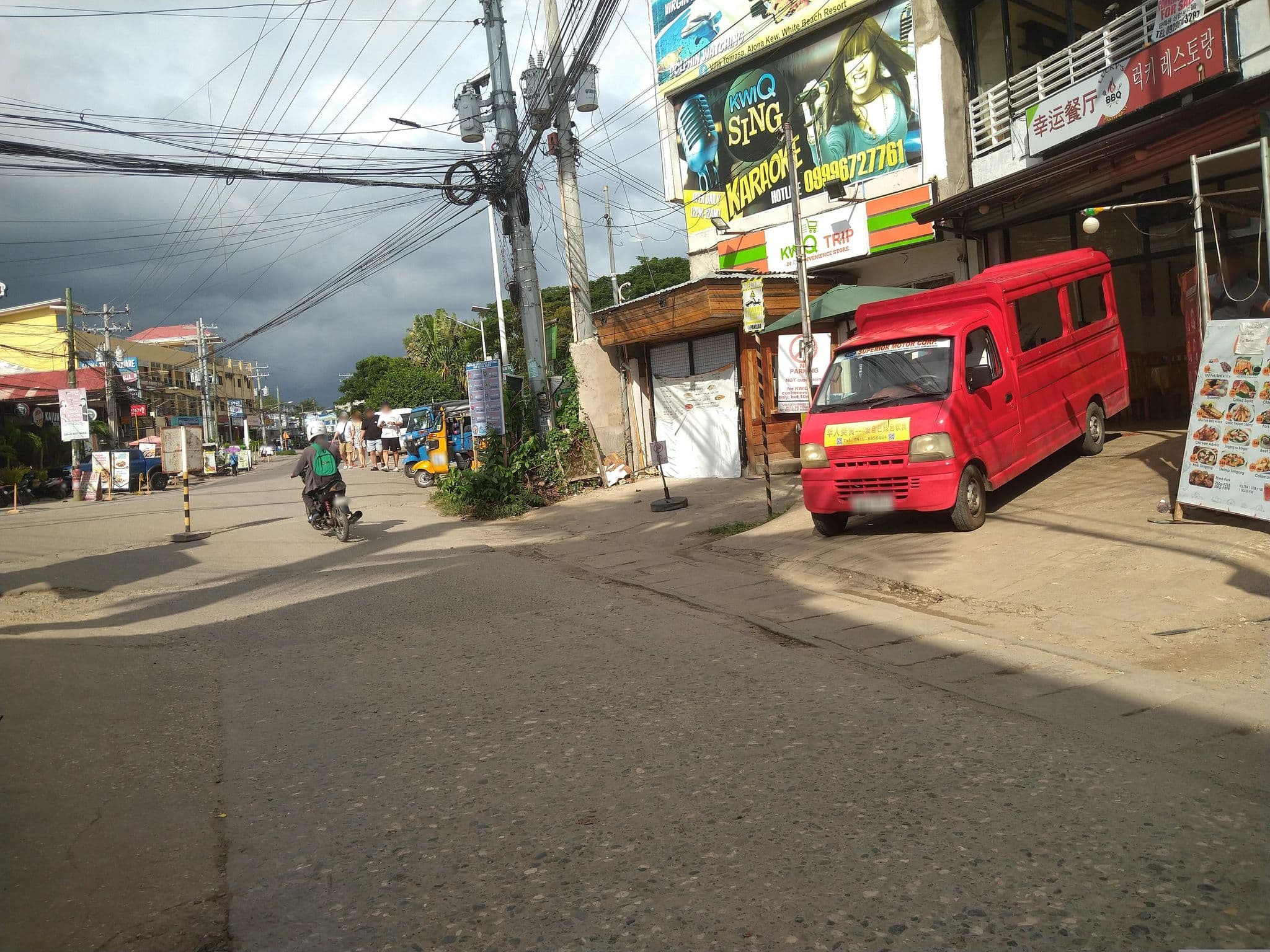 Street view near Lyn-Tings Inn, Tawala