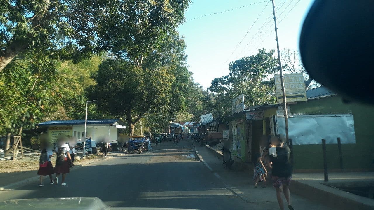 Street view near Lakkei Residénce, Coron