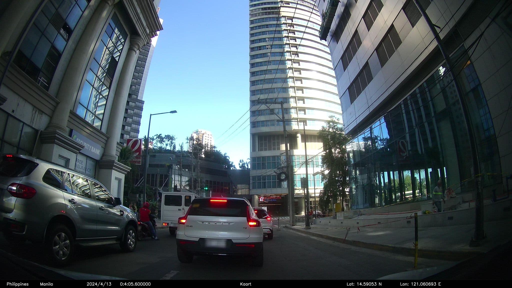 Street view near Crowne Plaza Manila Galleria, Pasig City — © kaart_4 (CC BY-SA · Mapillary)