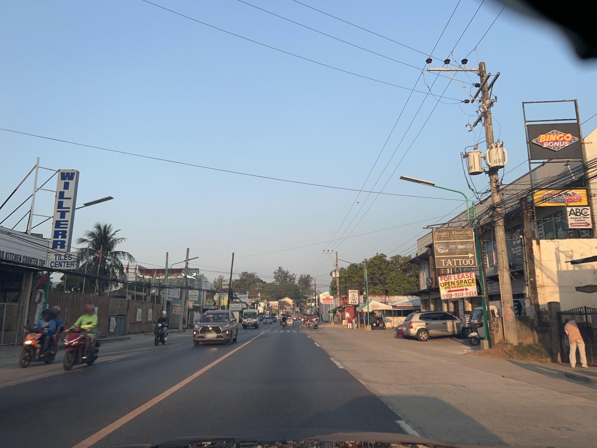 Street view near Sandcasltes Hotel, Olongapo