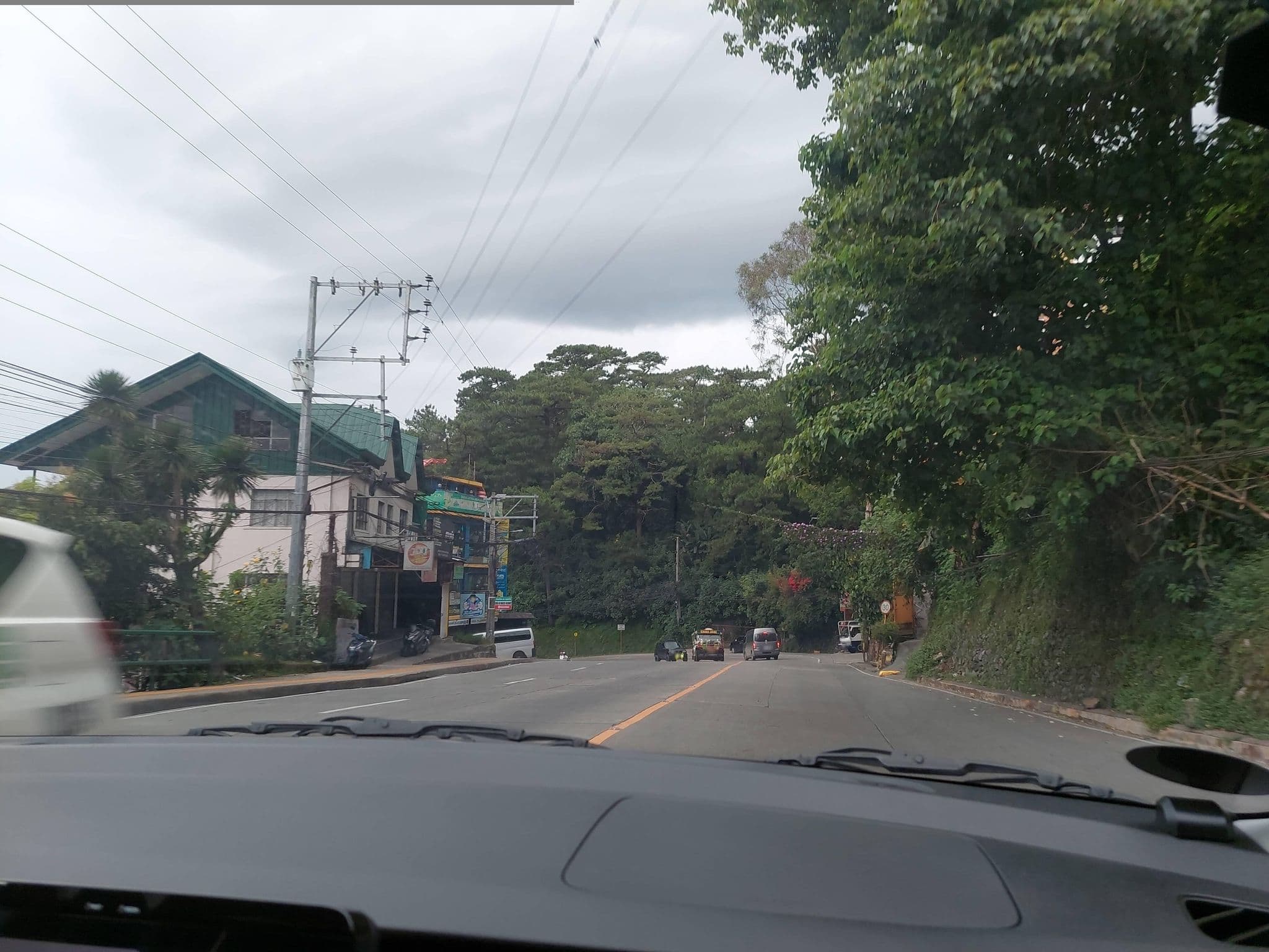 Street view near E & E Valley High Apartelle, Baguio