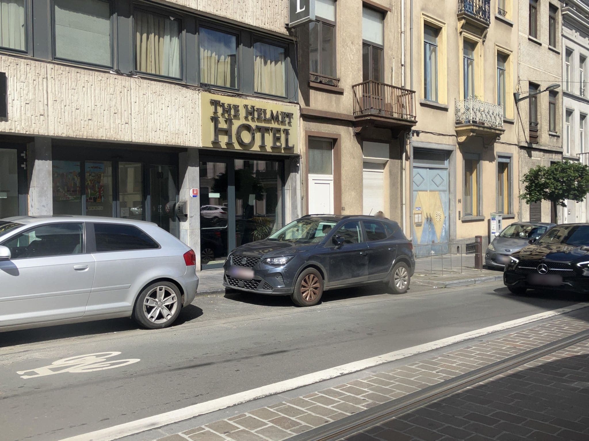 Street view near The Helmet Hotel, Saint-Josse-ten-Noode — © southglos (CC BY-SA · Mapillary)