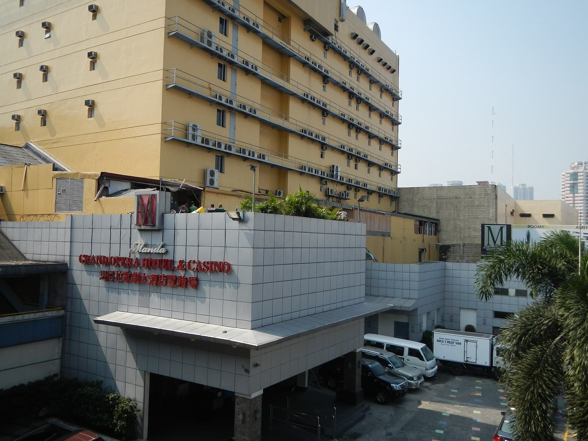 Manila Grand Opera Hotel (via Wikimedia Commons, CC BY-SA 3.0)
