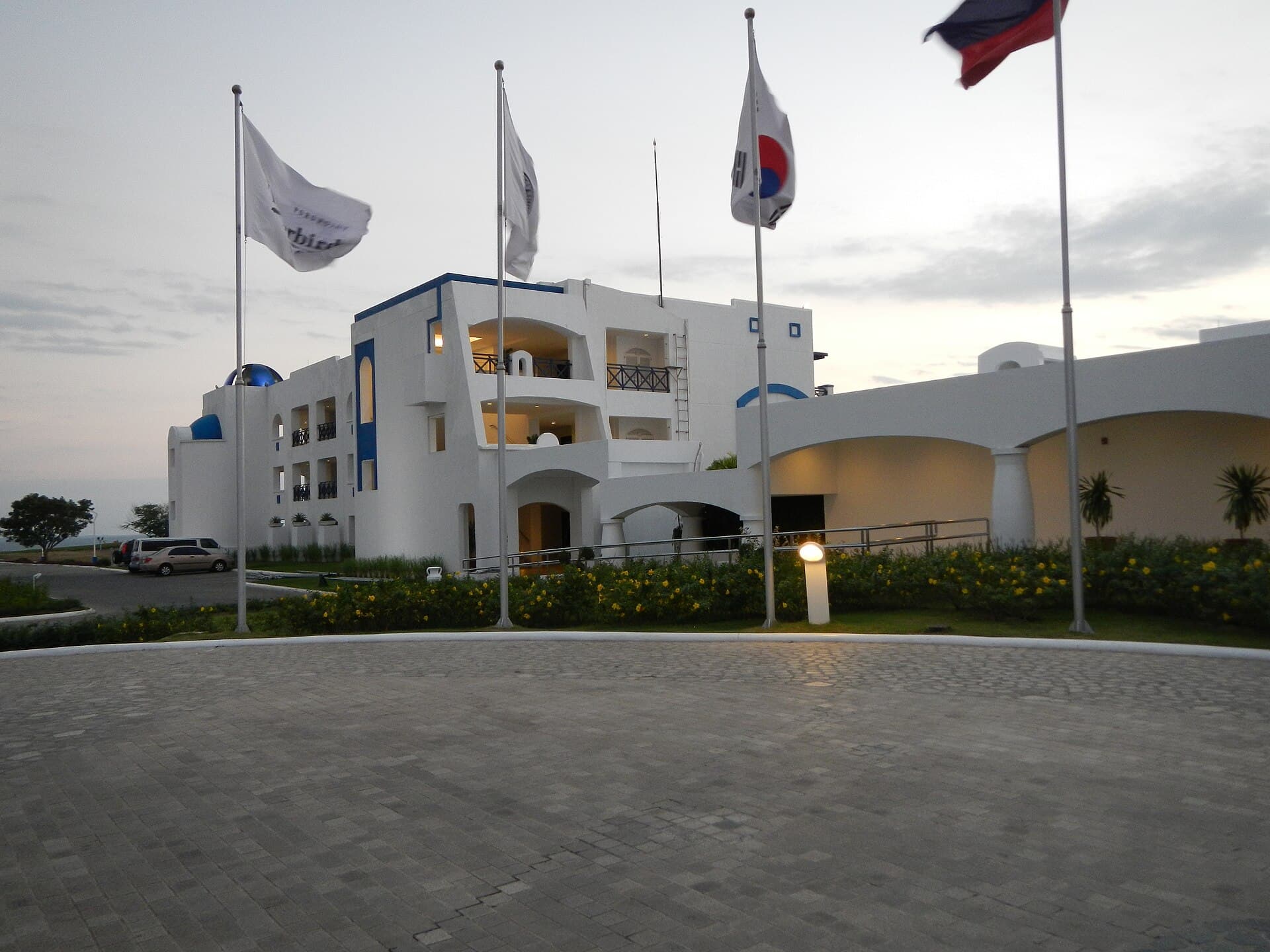 Thunderbird Resorts - Poro Point (via Wikimedia Commons, CC BY-SA 3.0)