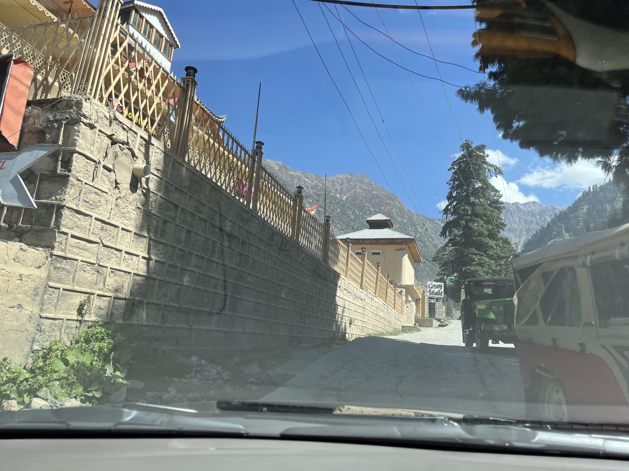 Street view near Faran Hotel, Dregun — © masterofnoroad (CC BY-SA · Mapillary)