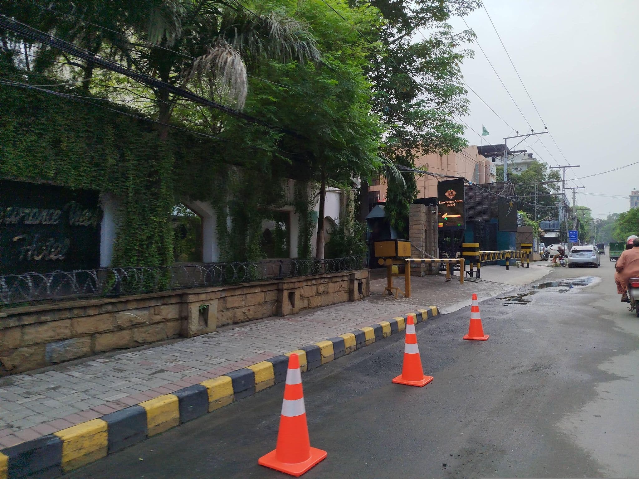 Street view near Lawrence view Hotel, Lahore — © hamzajutt (CC BY-SA · Mapillary)