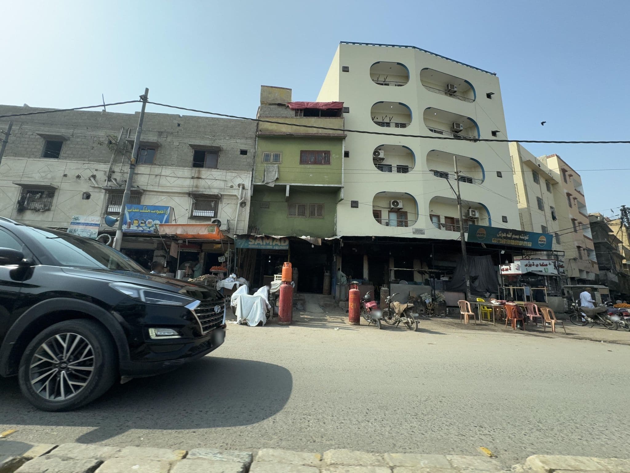 Street view near Bismillah Hotel (Dhaba), Karachi