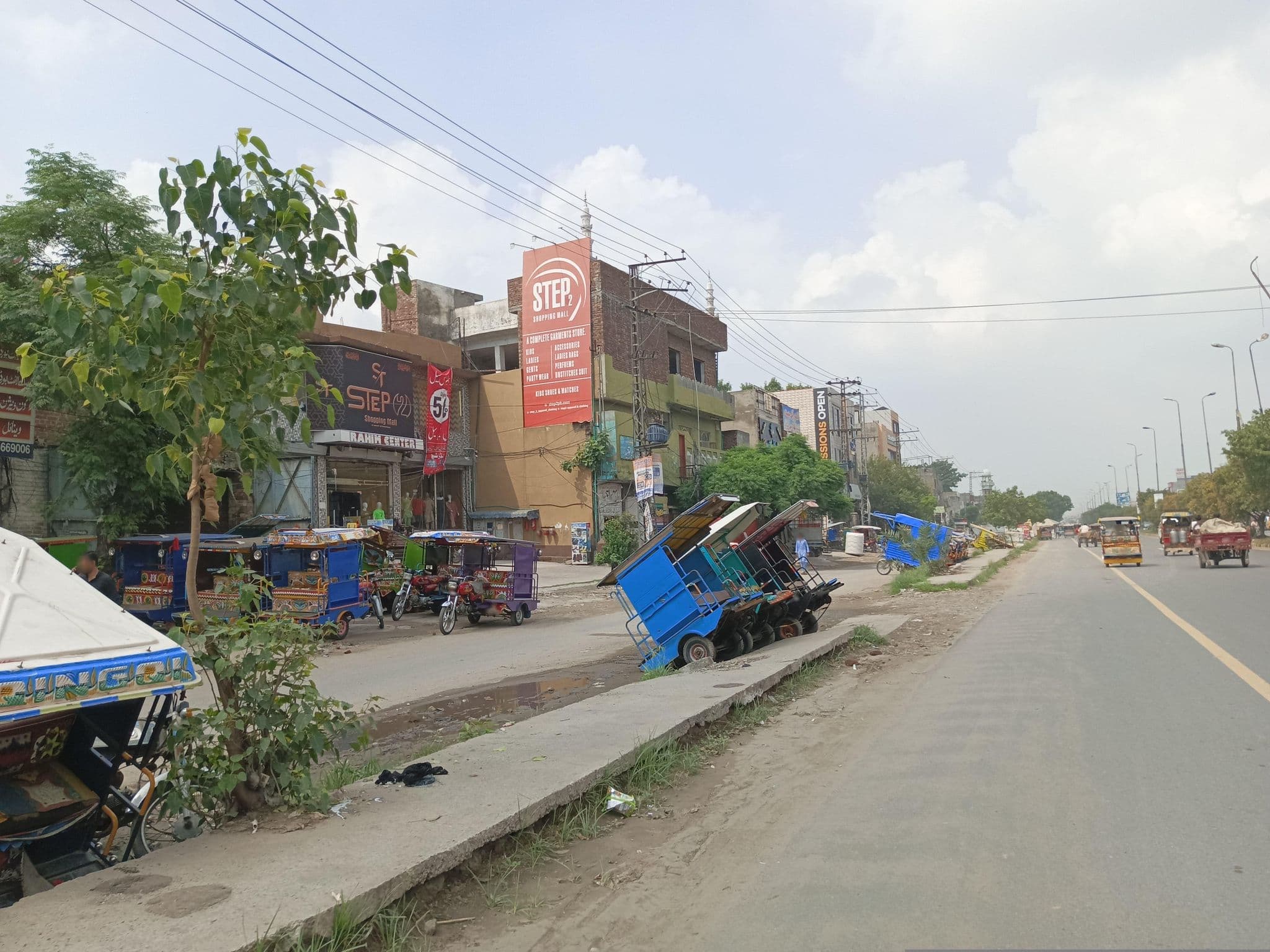 Street view near Hotel Paradise Inn, Lahore — © Umer_Farooq (CC BY-SA · Mapillary)