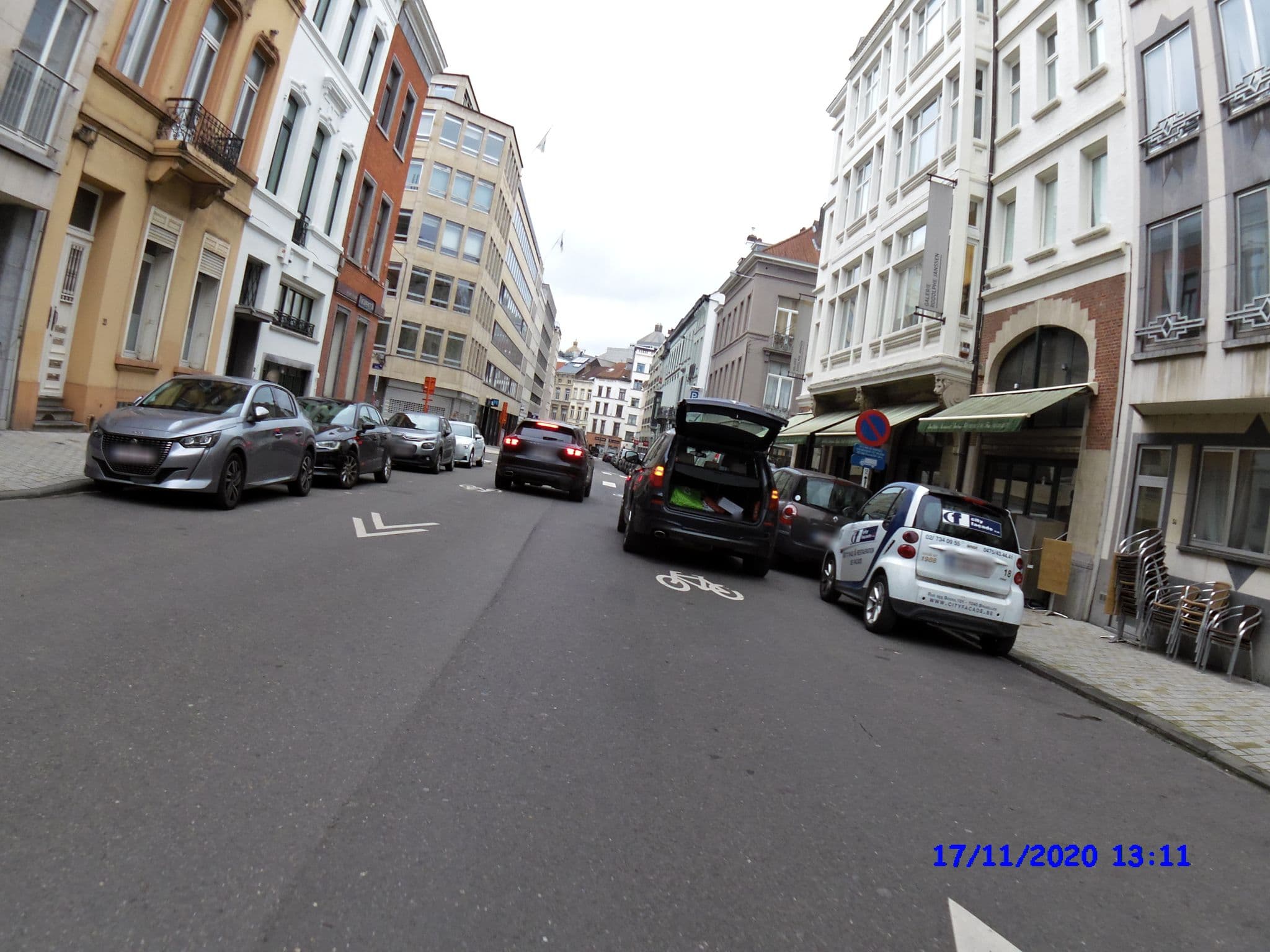 Street view near Izan Avenue Louise, Ixelles — © thierry1030 (CC BY-SA · Mapillary)