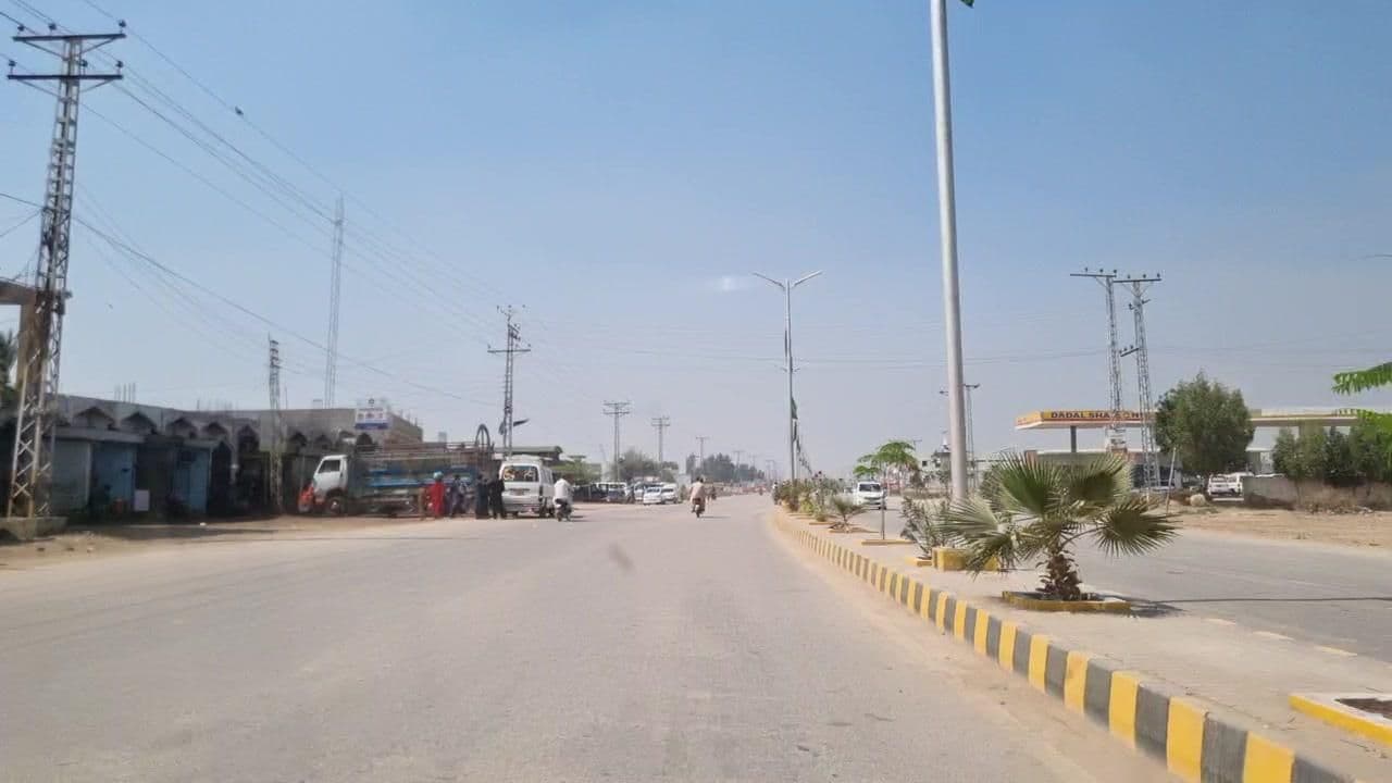 Street view near Cafe Sharif Dosti Hotel, Mirpur Khas — © roadroid (CC BY-SA · Mapillary)