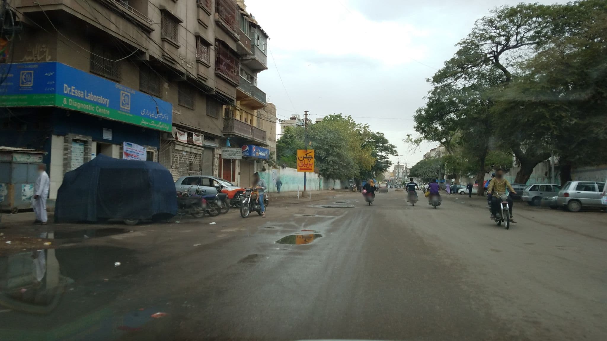 Street view near DUHS Girls' Hostel, Karachi