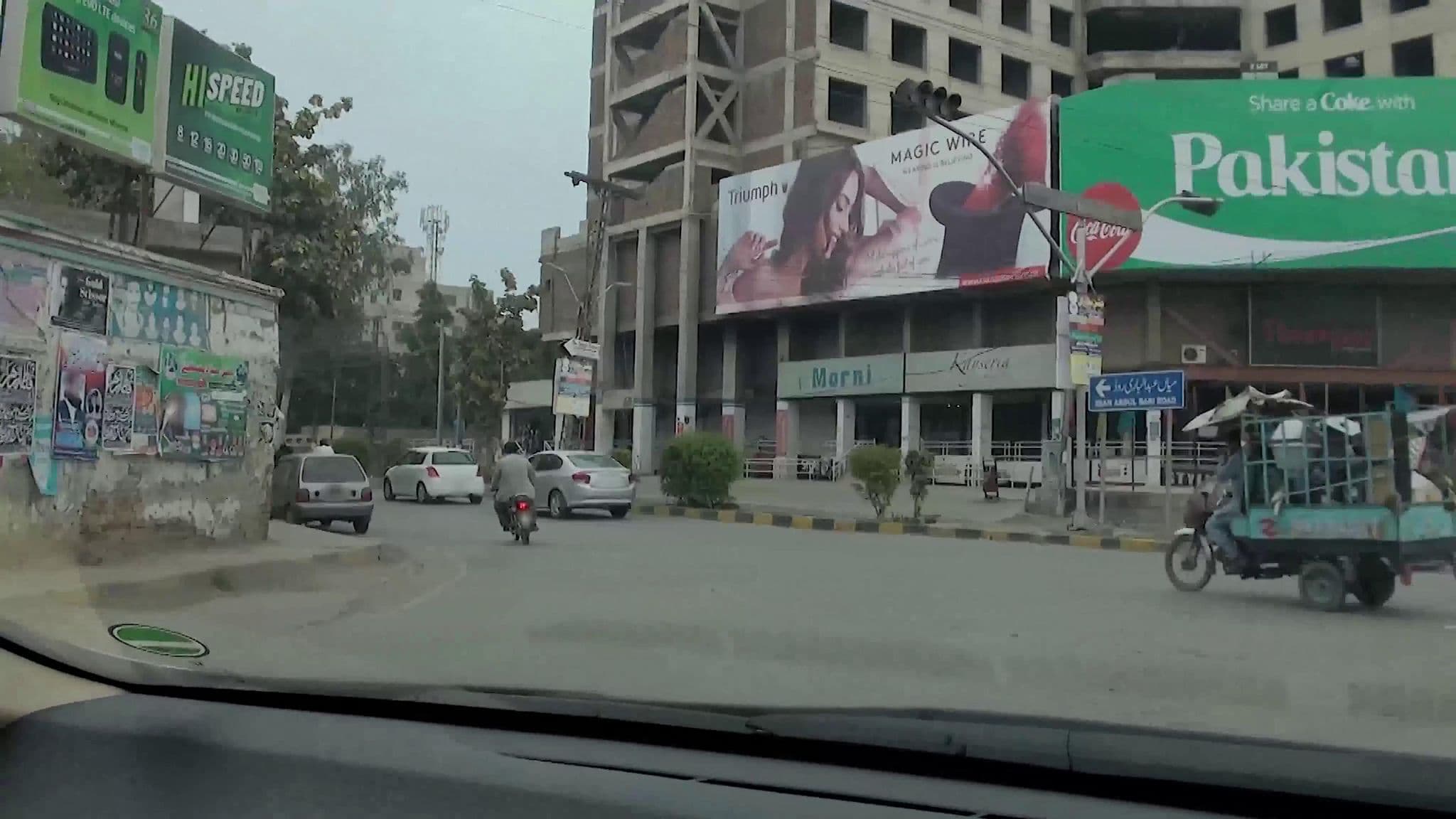 Street view near Deegoo Hotel and Restaurant, Faisalabad — © cut (CC BY-SA · Mapillary)