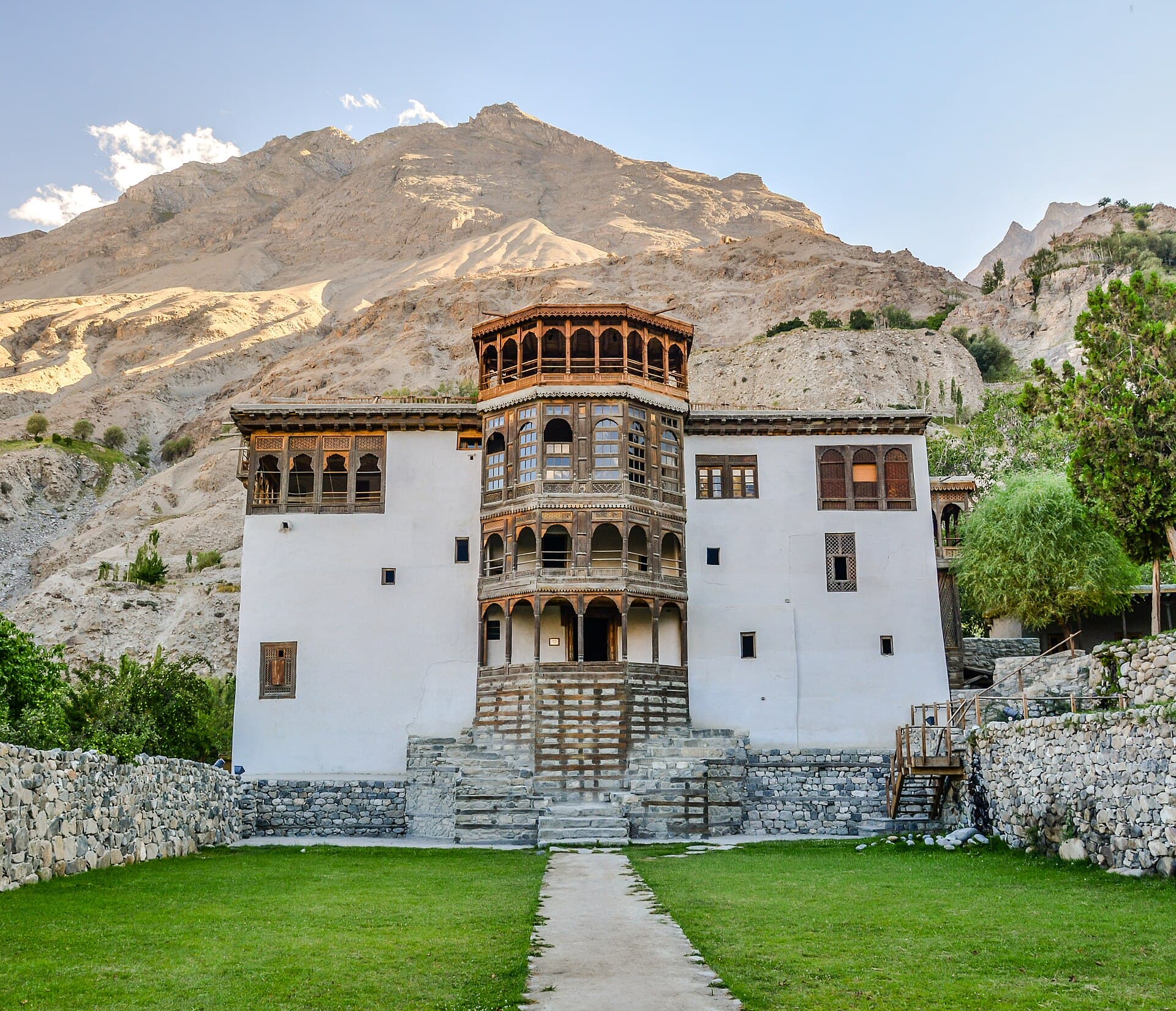 Serena Khaplu Palace (via Wikimedia Commons, CC BY-SA 3.0)