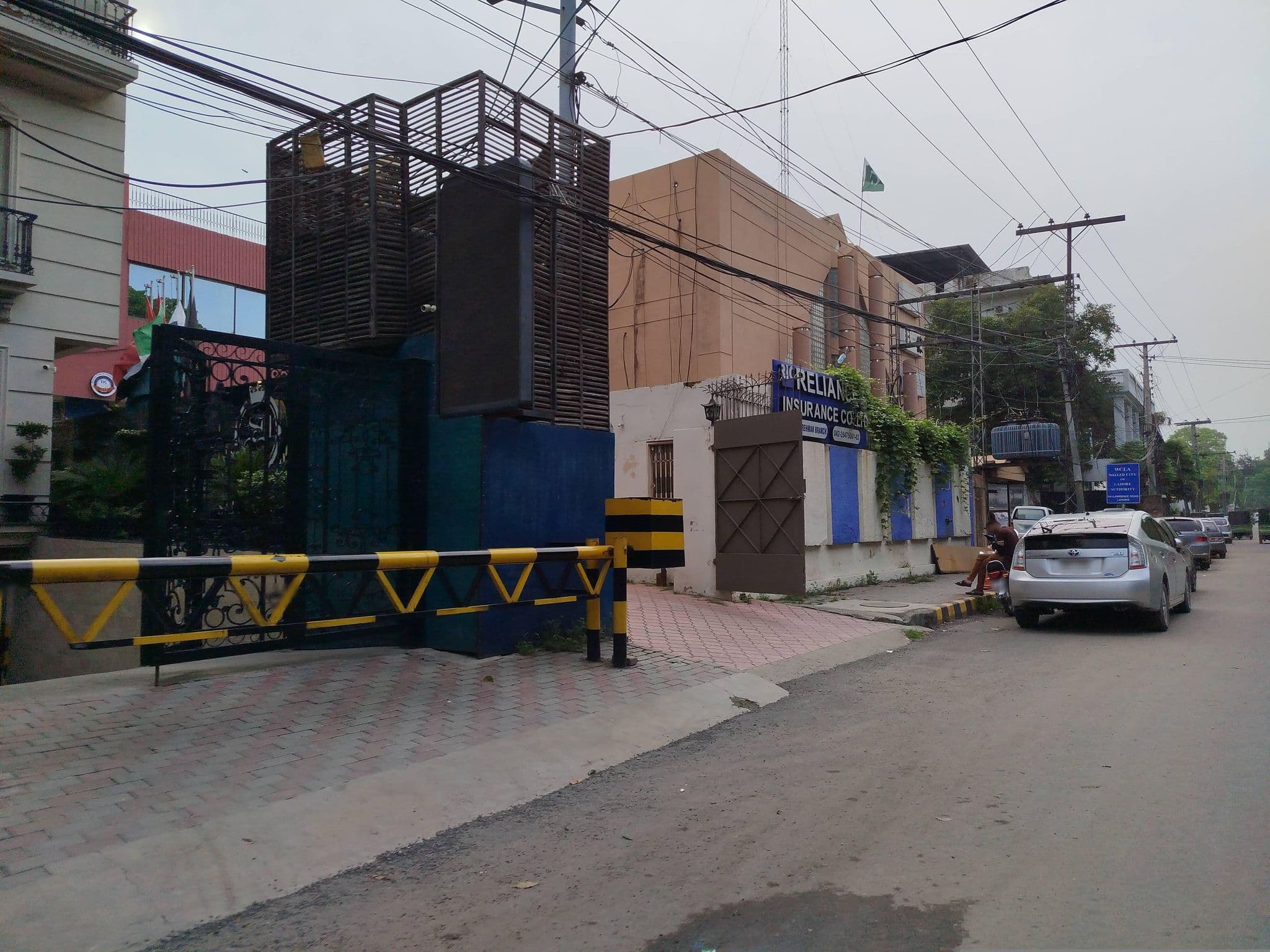 Street view near Saffron D'or Hotel, Lahore — © hamzajutt (CC BY-SA · Mapillary)