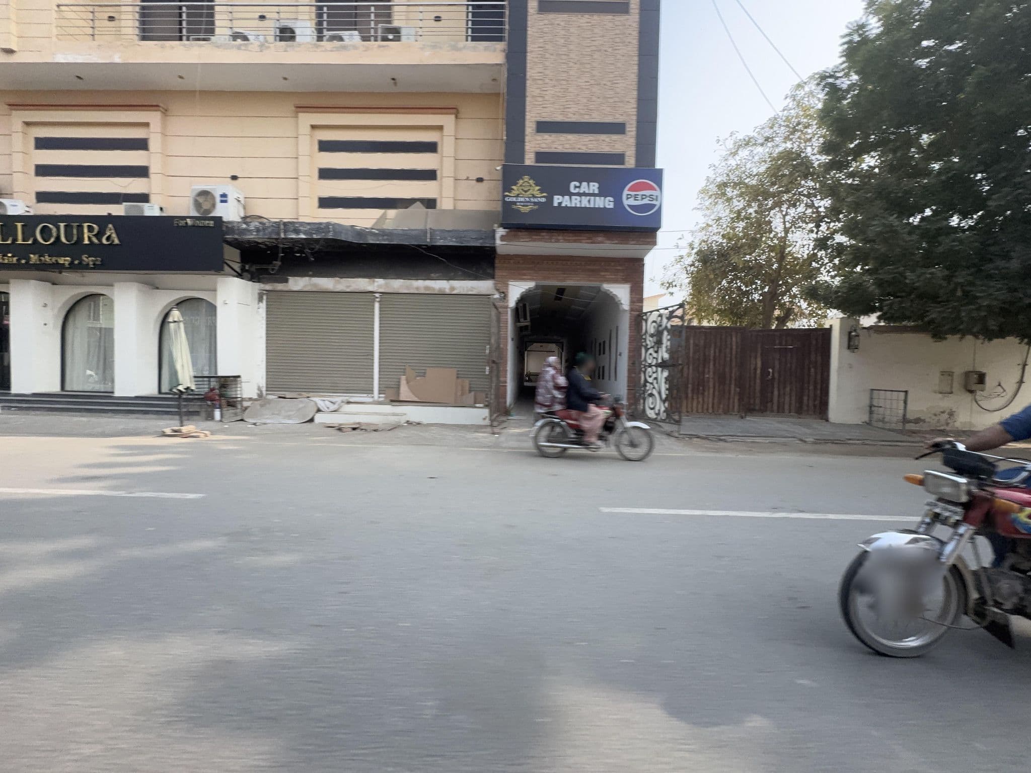 Street view near Golden Sand Hotel, Rahim Yar Khan — © Smaz (CC BY-SA · Mapillary)