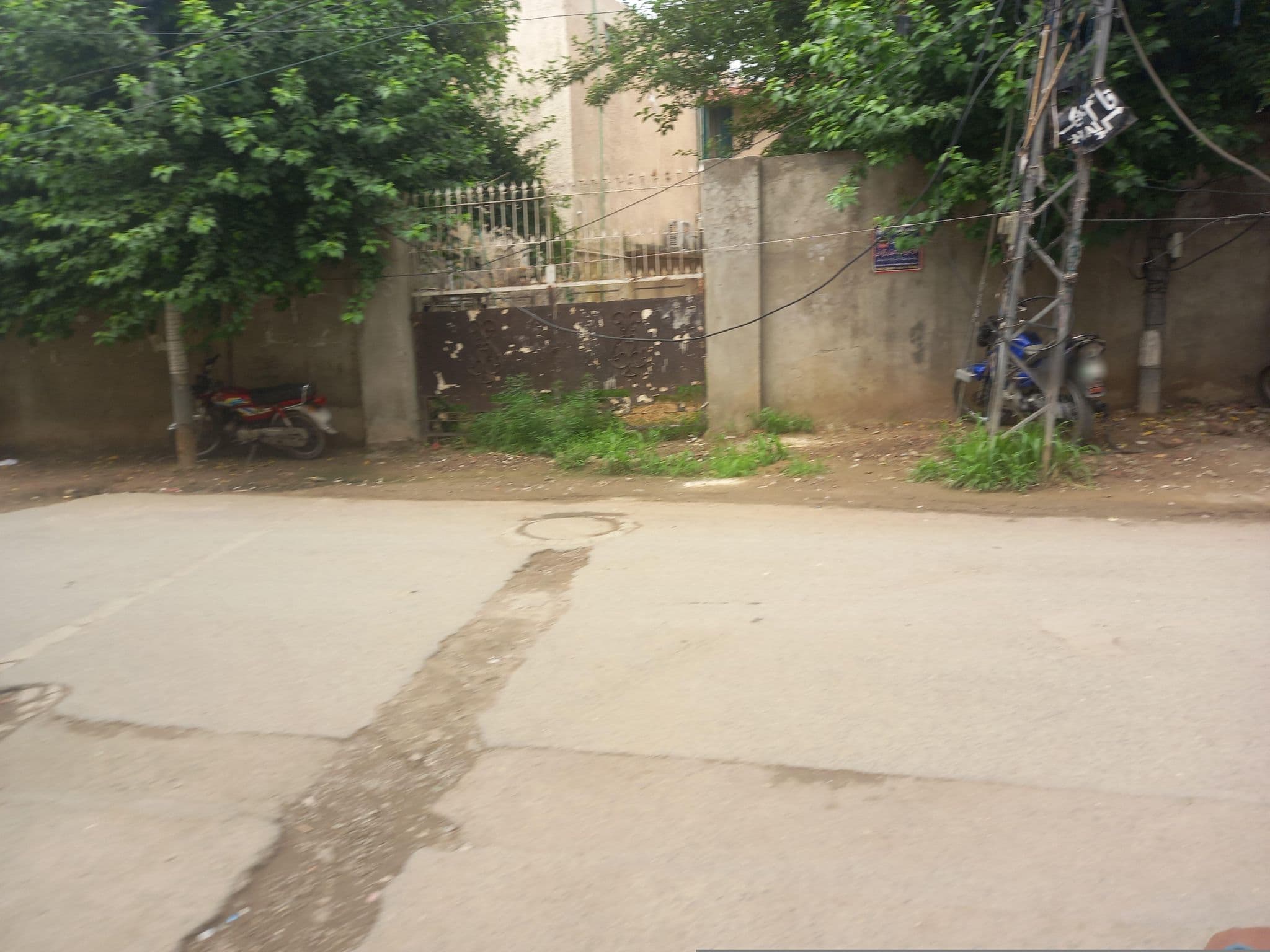 Street view near Park View Hotel, Model Town — © hamzajutt (CC BY-SA · Mapillary)