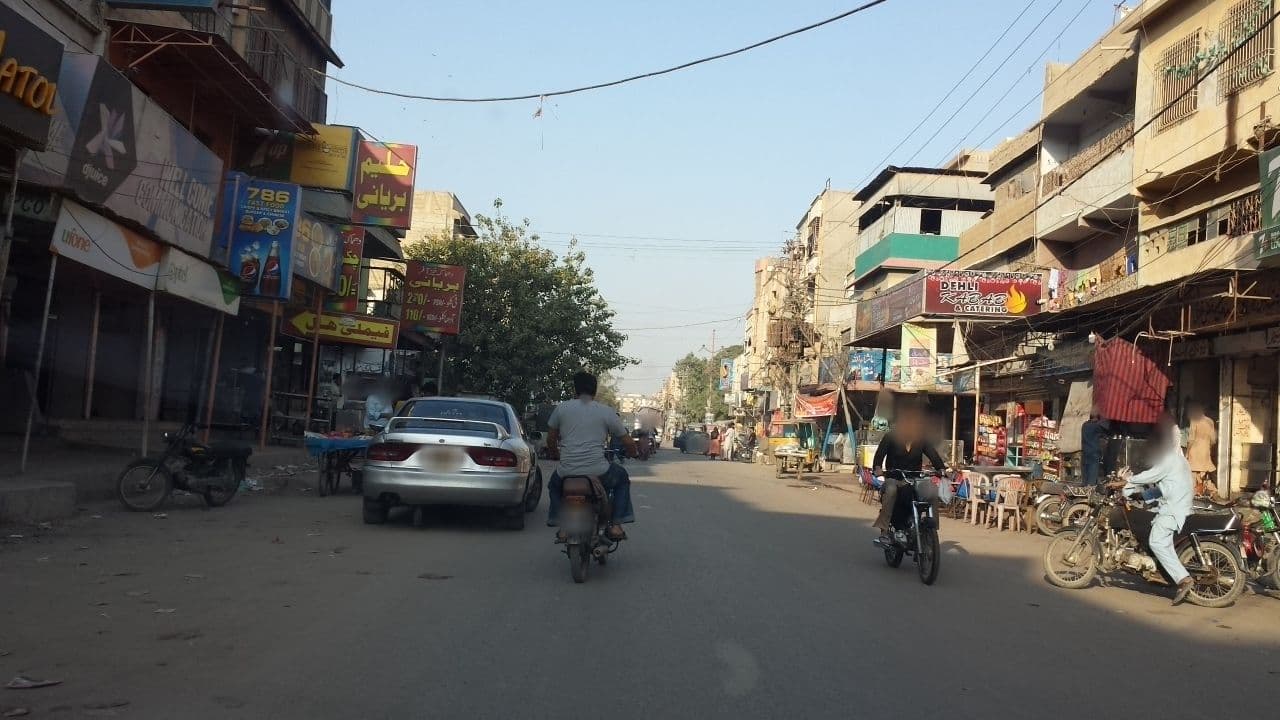 Street view near New Lucky Hotel, Karachi University Employees Co-operative Housing Society — © nabamb (CC BY-SA · Mapillary)