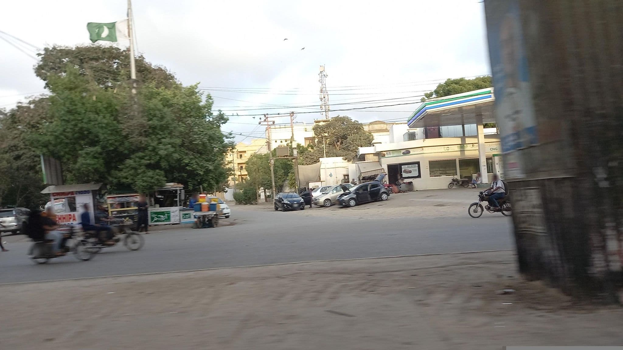 Street view near New Quetta Sabeel Hotel, Pakistan Employees Cooperative Housing Society