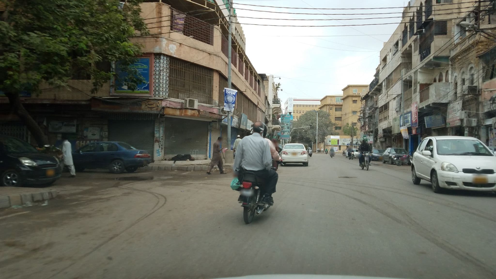 Street view near Chanab Hotel Building, Karachi