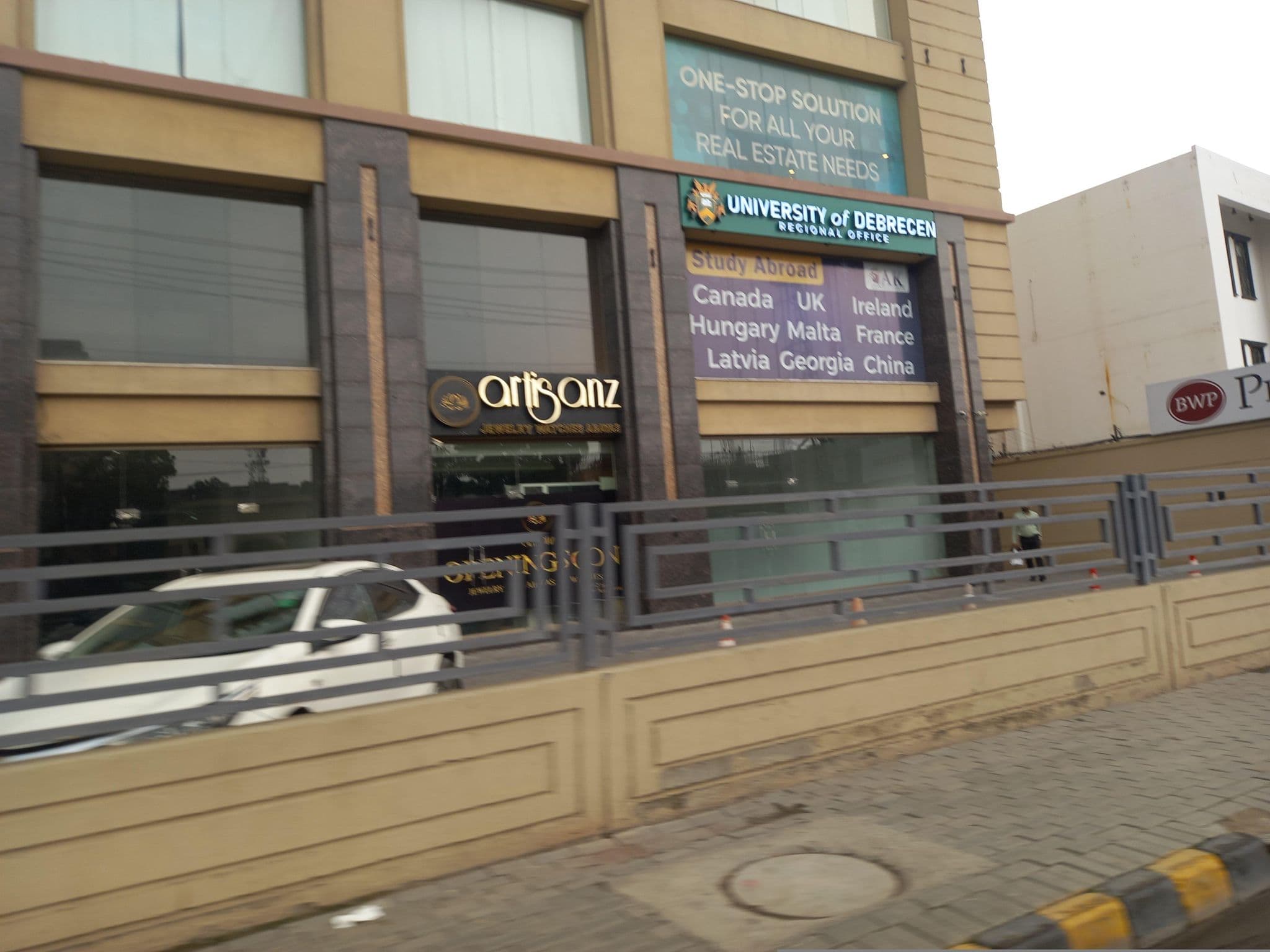 Street view near Best Western Premier Hotel Gulberg Lahore, Model Town — © hamzajutt (CC BY-SA · Mapillary)