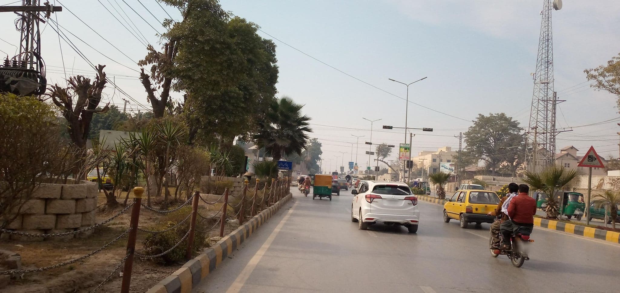 Street view near Cant Hotel, Peshawar — © RobinGoix (CC BY-SA · Mapillary)