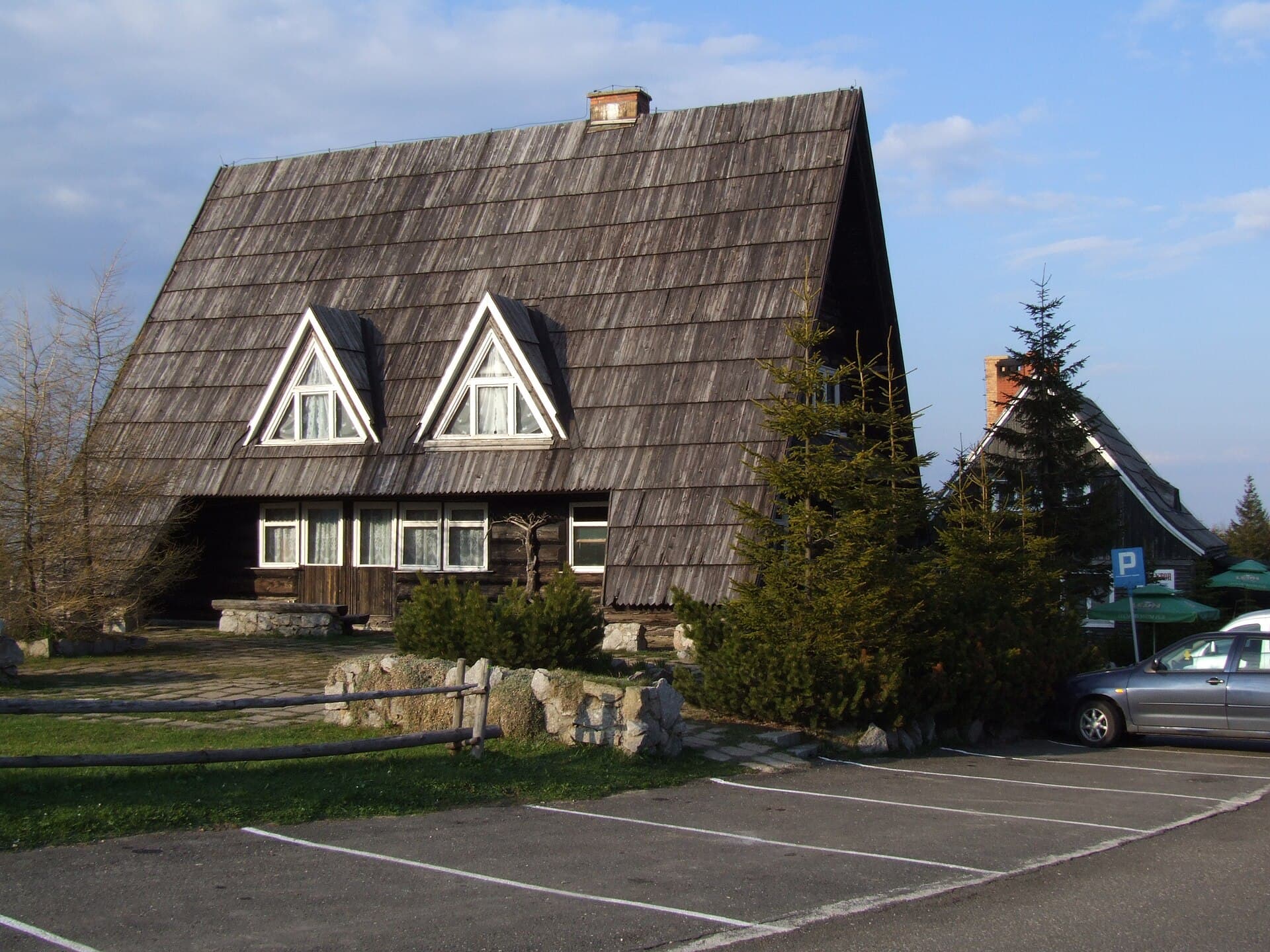 Schronisko PTTK "Na Przełęczy Okraj" (via Wikimedia Commons, CC BY-SA 4.0)