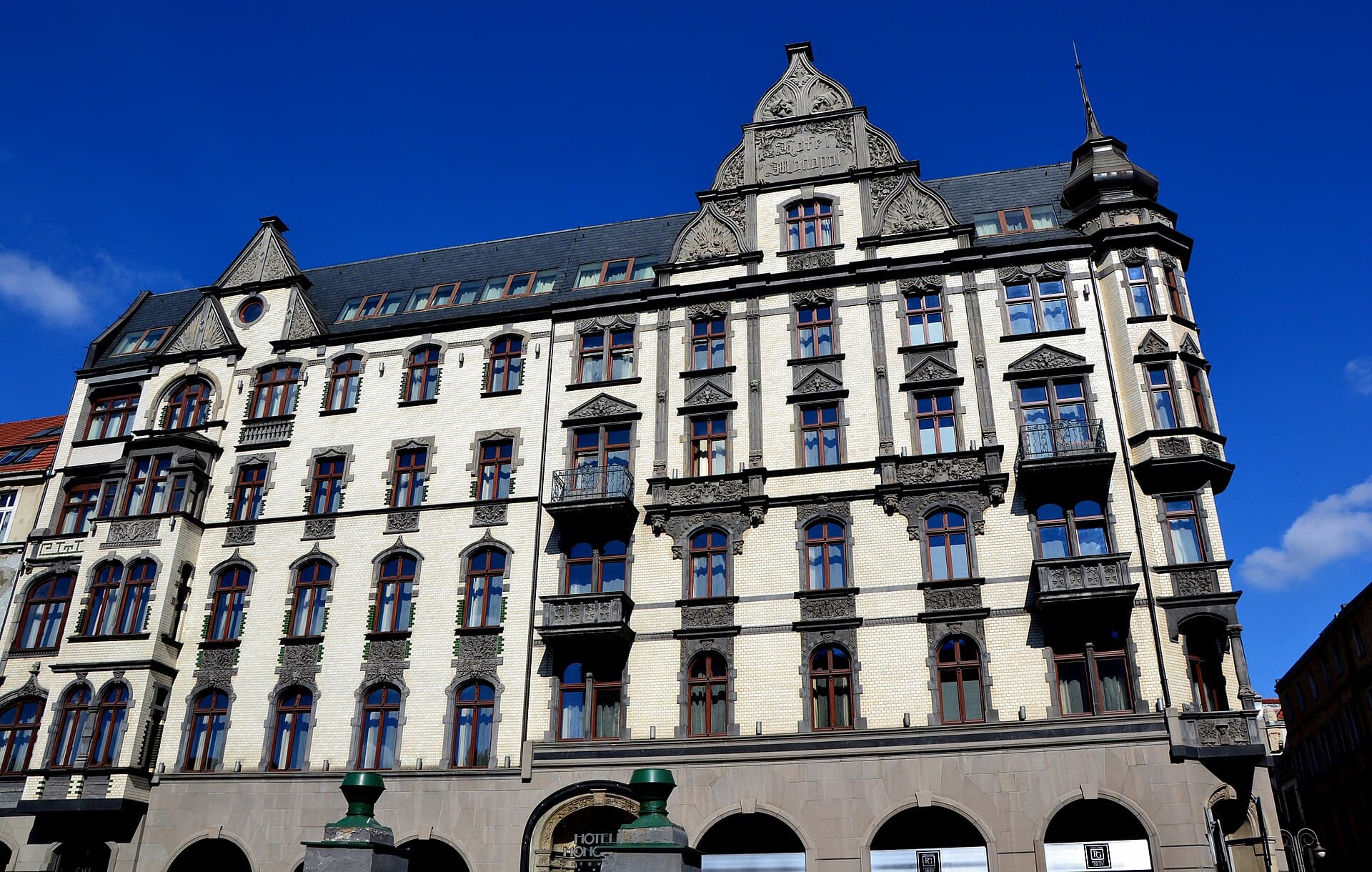 Hotel Monopol Katowice (via Wikimedia Commons, CC BY-SA 3.0 pl)