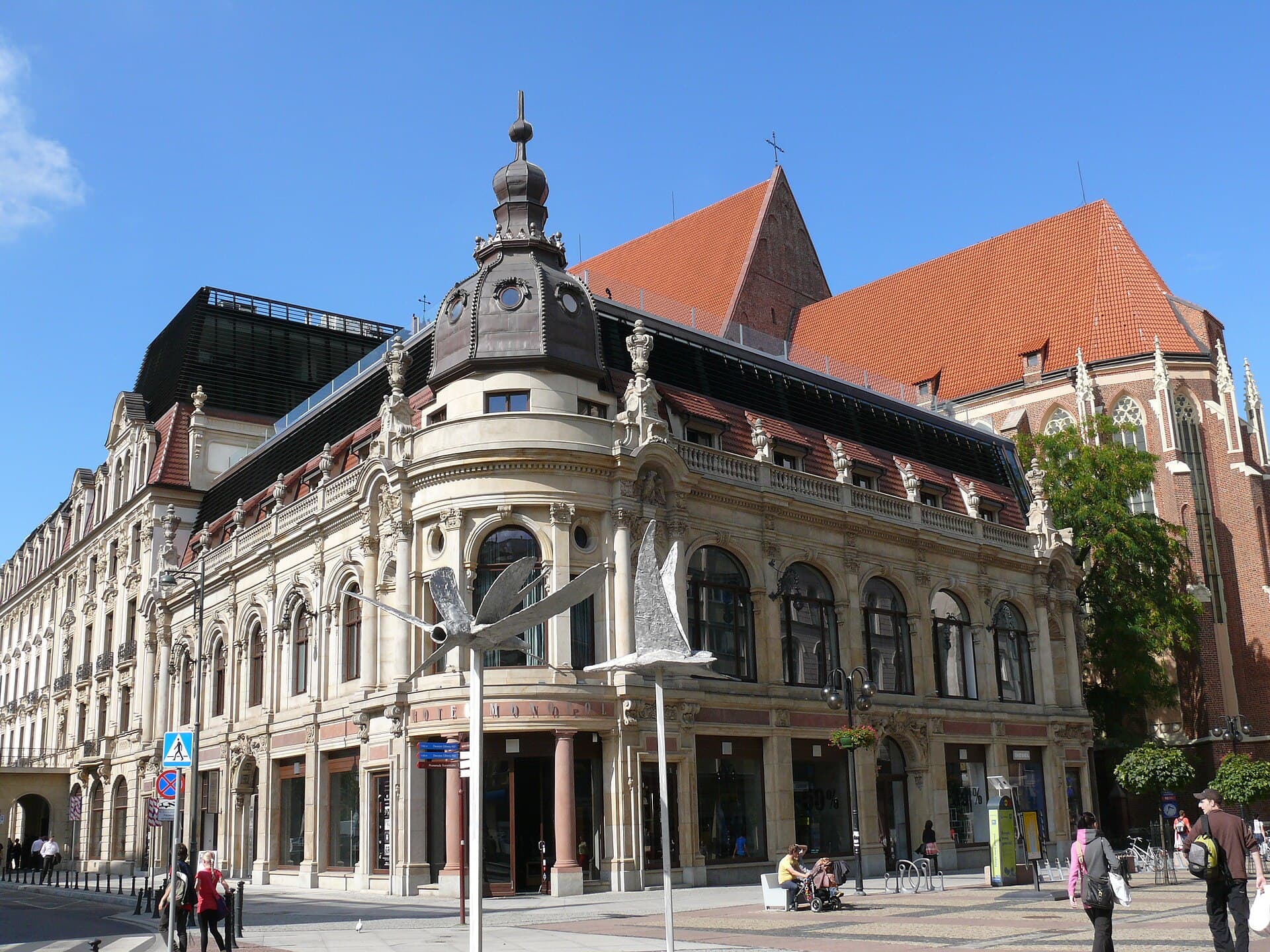Hotel Monopol (via Wikimedia Commons, CC BY-SA 3.0 pl)