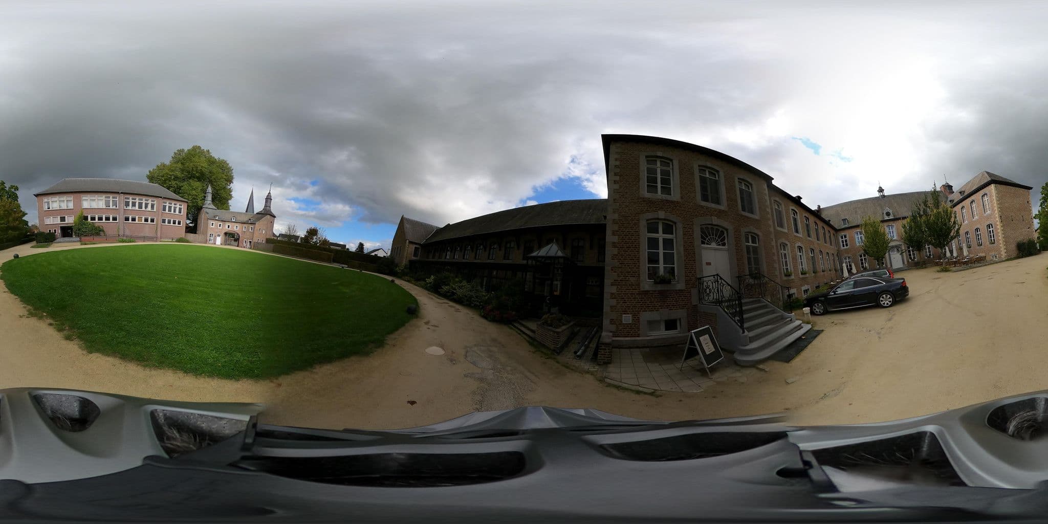 Street view near Château de Looz, Hoepertingen — © Eebie (CC BY-SA · Mapillary)