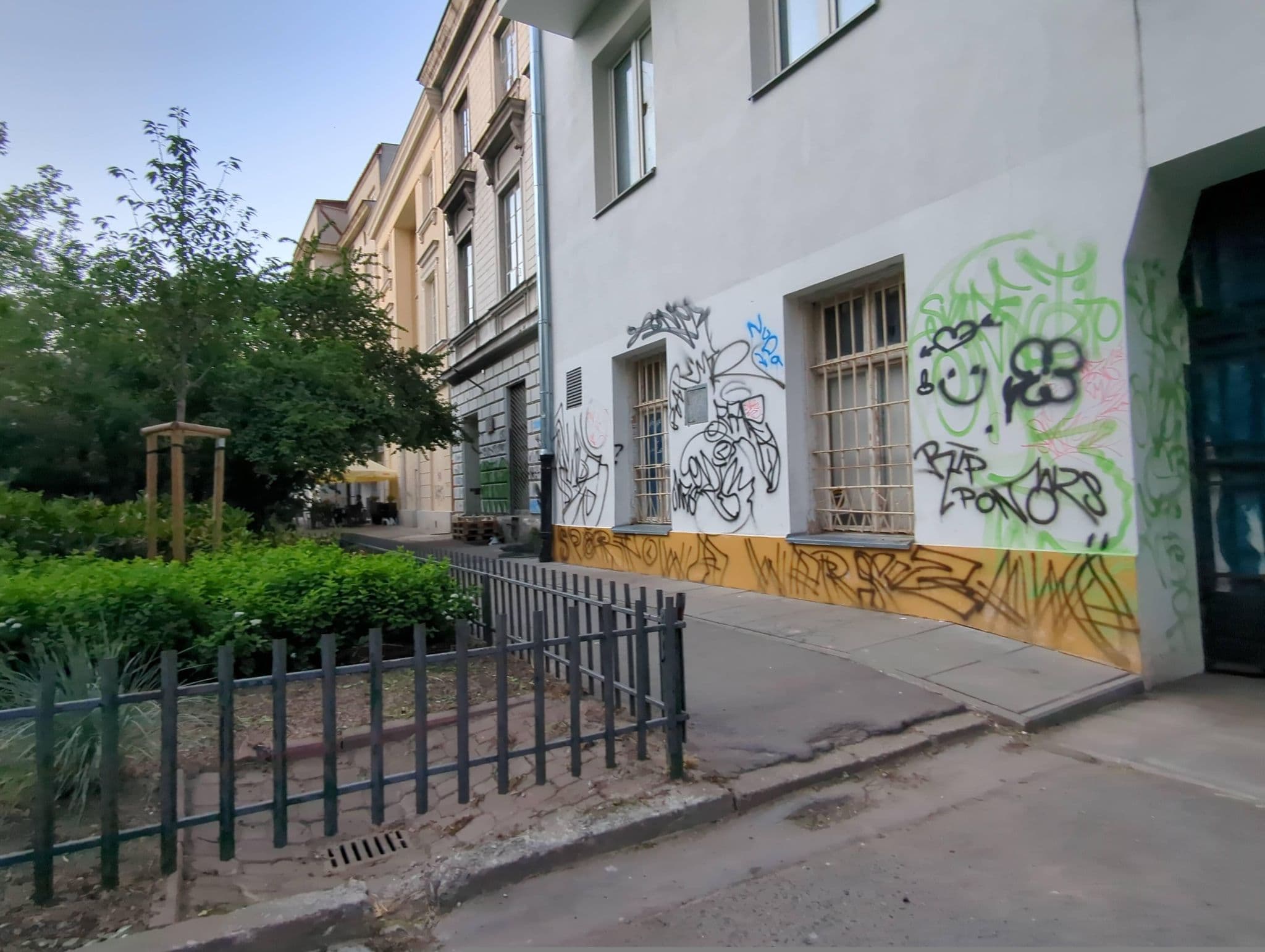 Street view near New World Street Hostel, Śródmieście — © miguel_andrade (CC BY-SA · Mapillary)