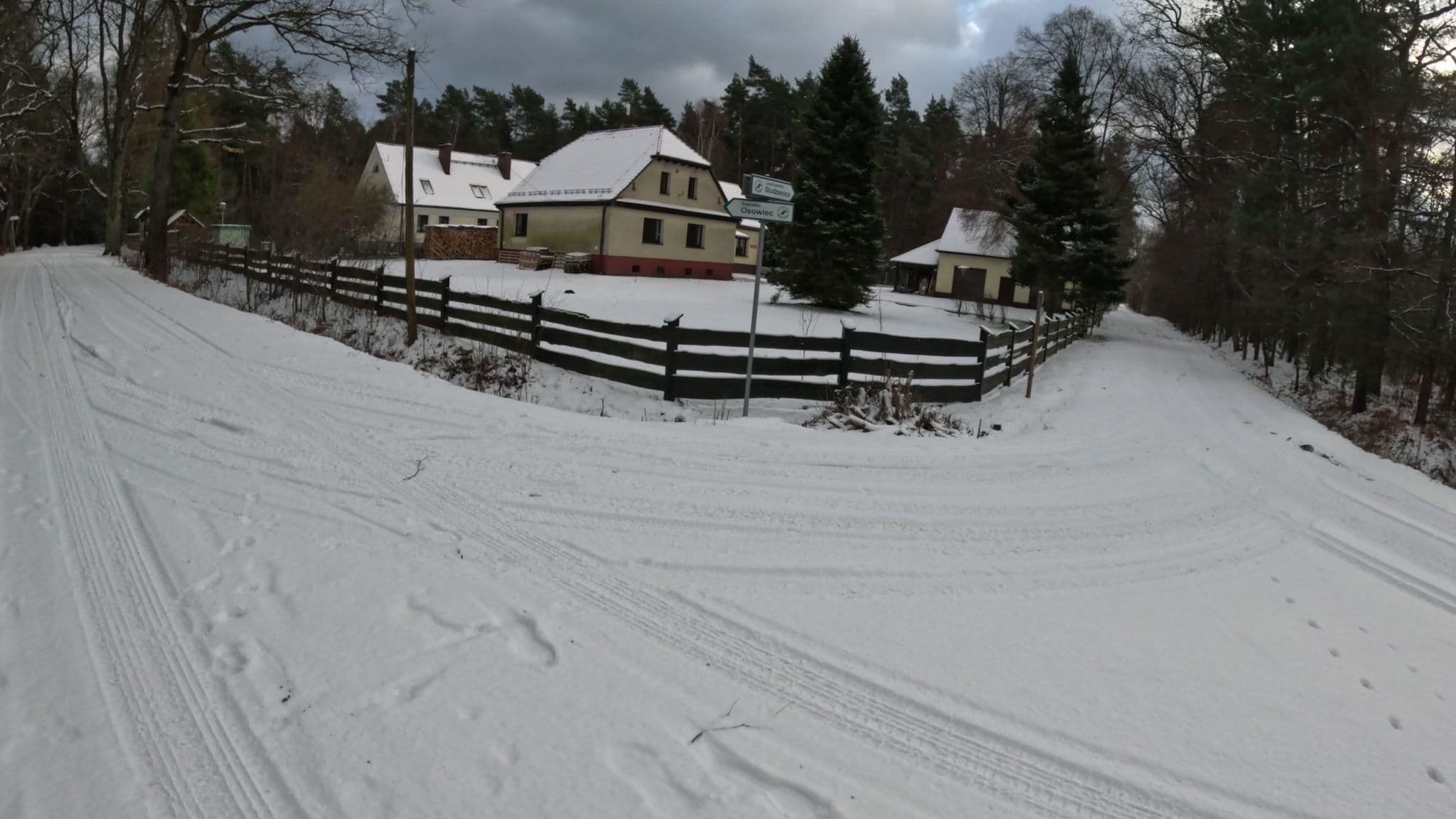 Street view near Kwatera Myśliwska Osowiec, Kobiór — © krzyk (CC BY-SA · Mapillary)