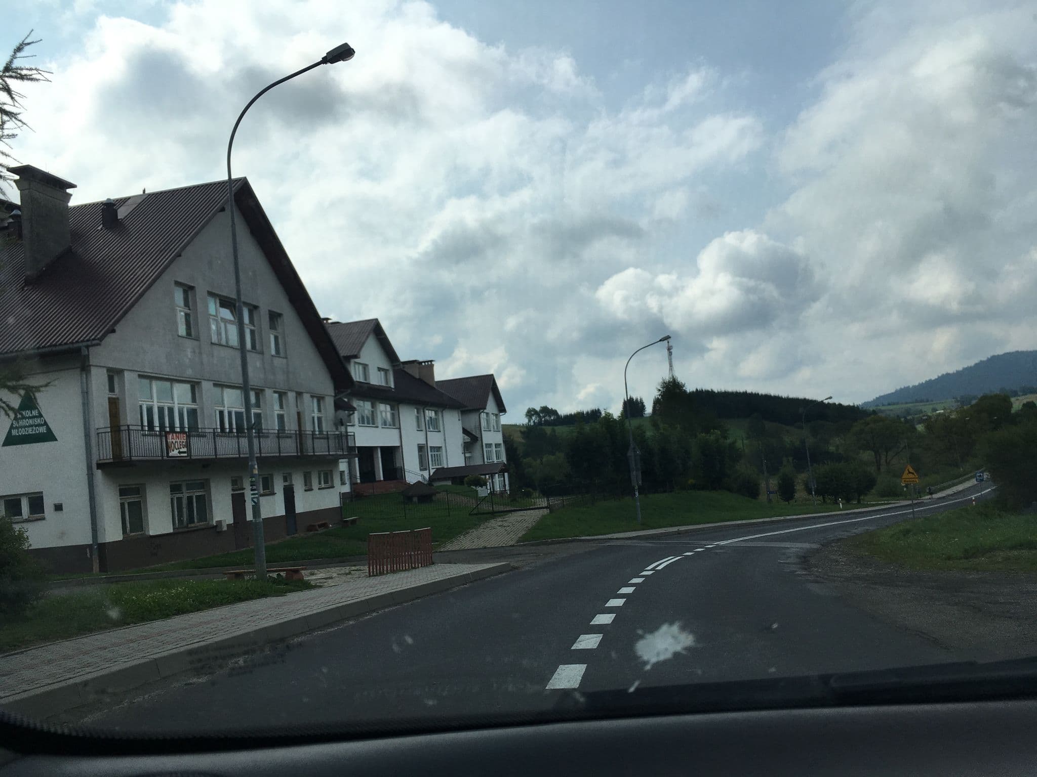Street view near Szkolne Schronisko Młodzieżowe w Lutowiskach, Ustrzyki Dolne — © szurek (CC BY-SA · Mapillary)
