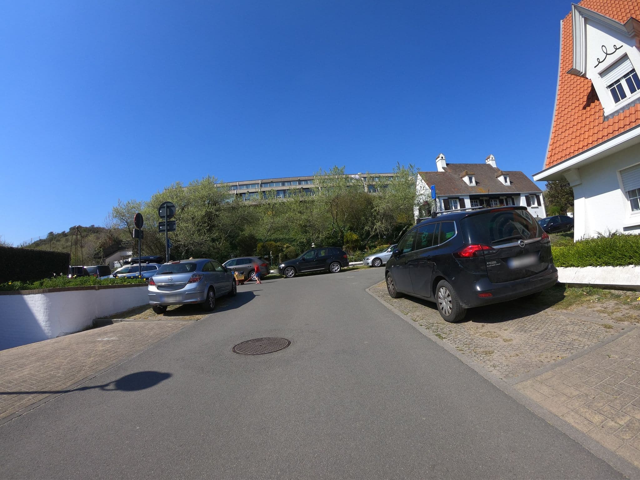 Street view near Villa Les Hirondelles, De Haan — © filipc (CC BY-SA · Mapillary)