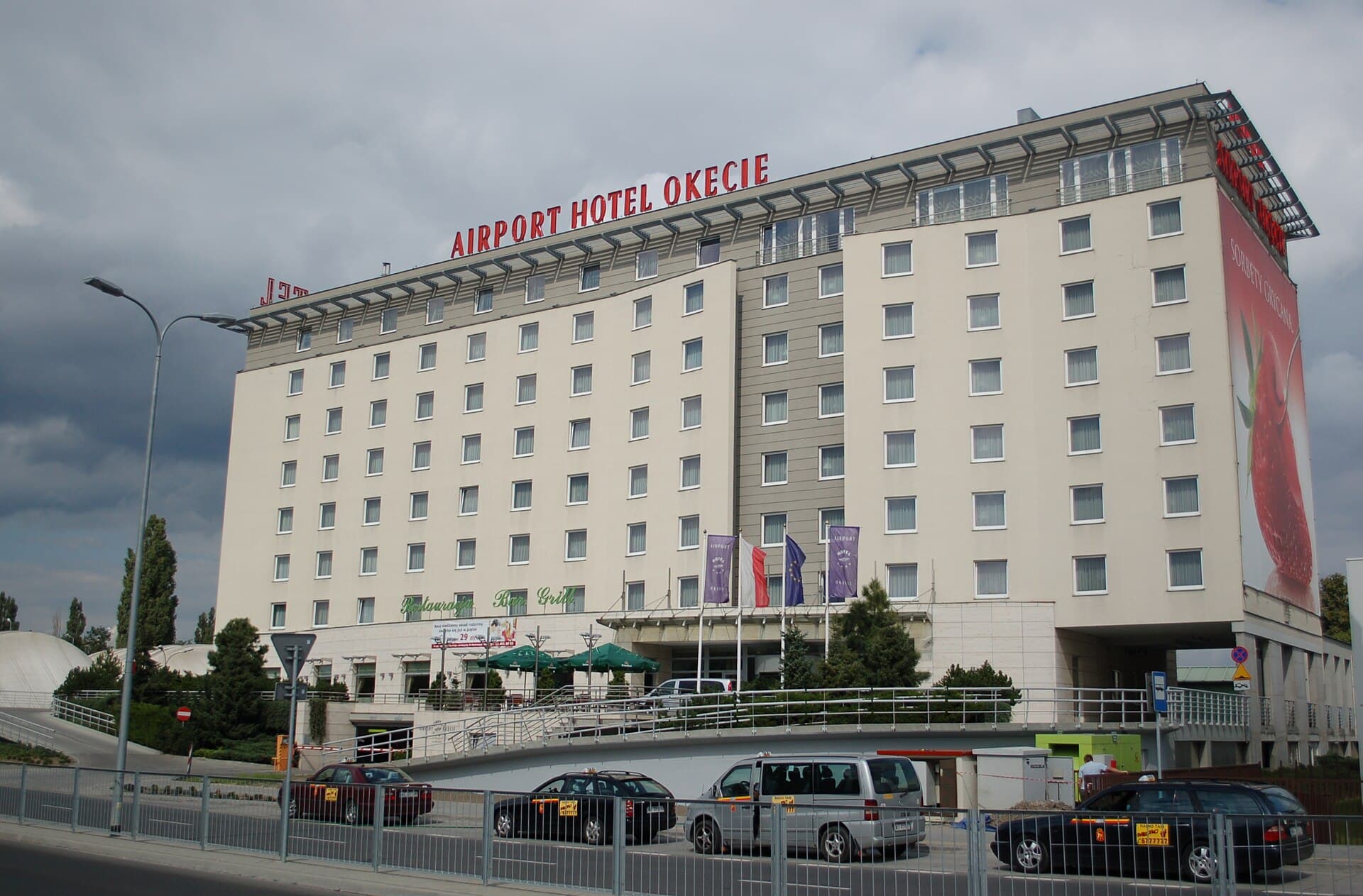 Airport Hotel Okęcie (via Wikimedia Commons, CC BY-SA 3.0)
