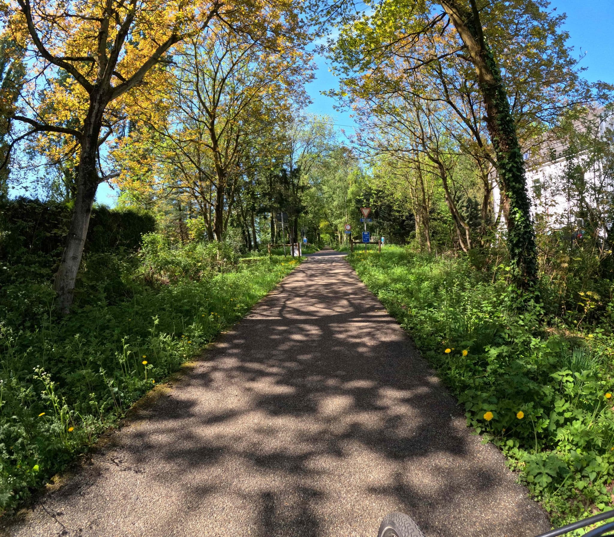 Street view near Meditatiecentrum Dhamma Pajjota, Dilsen — © madel (CC BY-SA · Mapillary)
