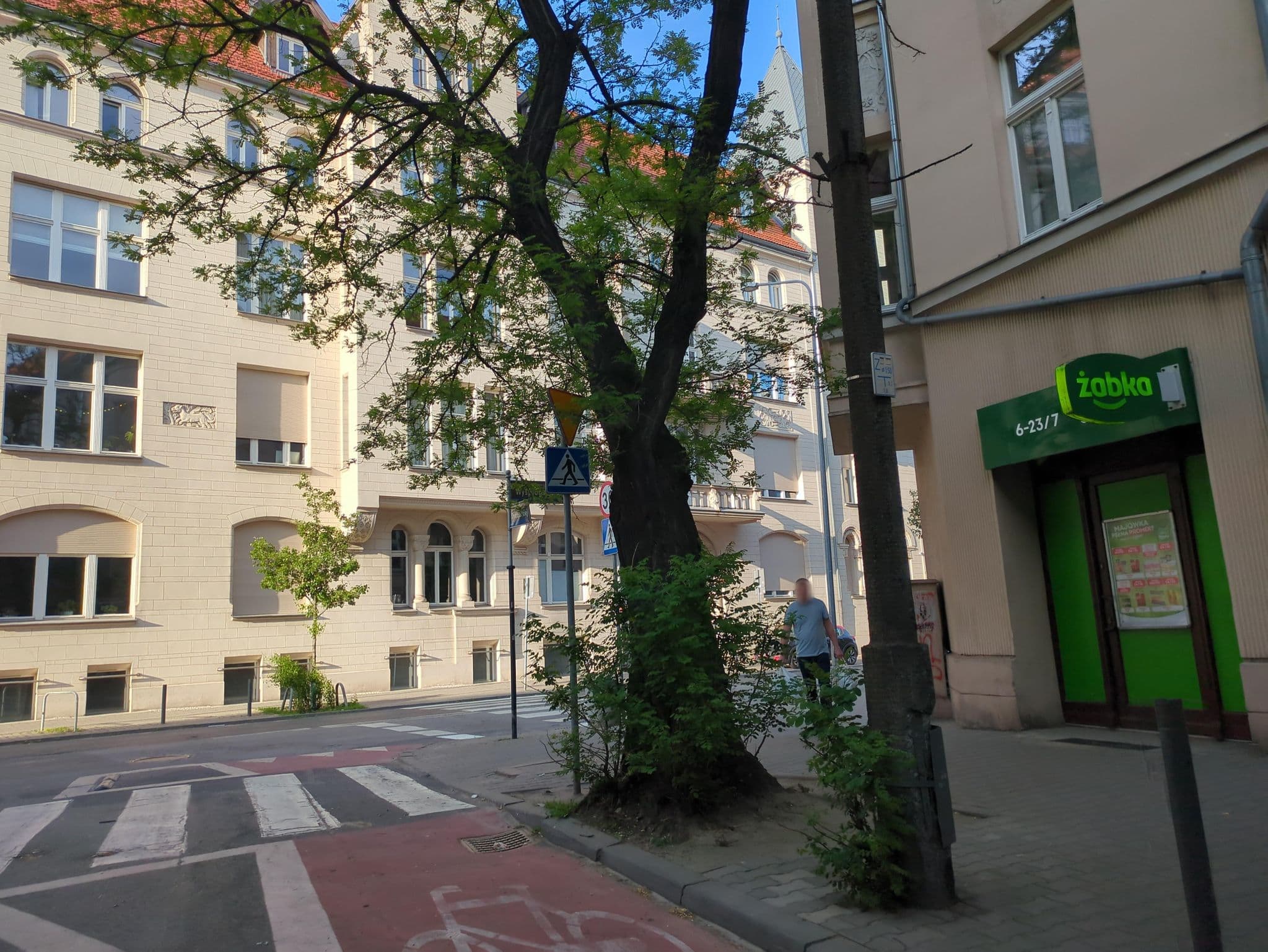 Street view near Happy House, Poznań — © 6b17d8c50e264a46 (CC BY-SA · Mapillary)
