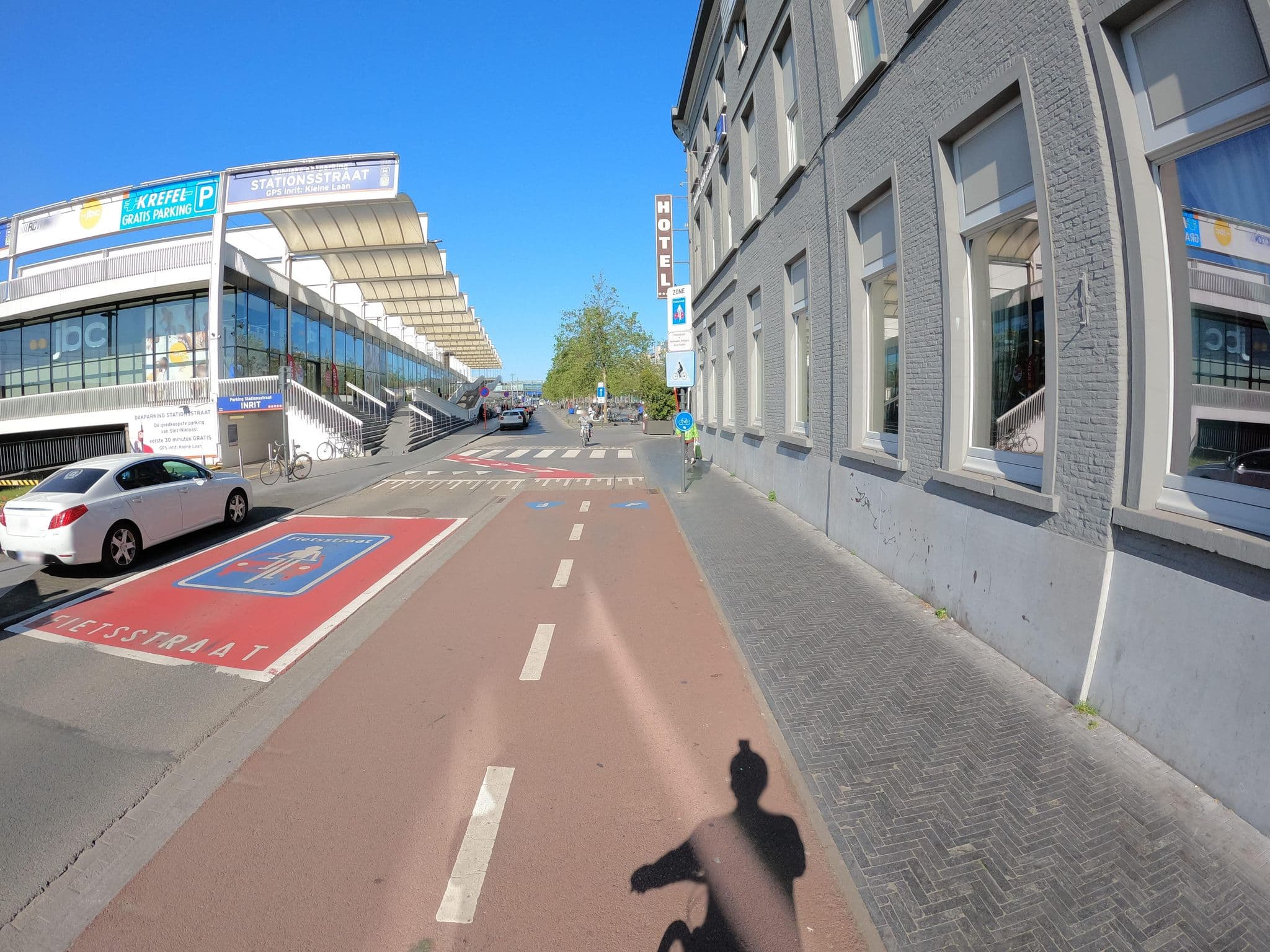 Street view near Hotel New Flanders, Sint-Niklaas — © koninklijke (CC BY-SA · Mapillary)