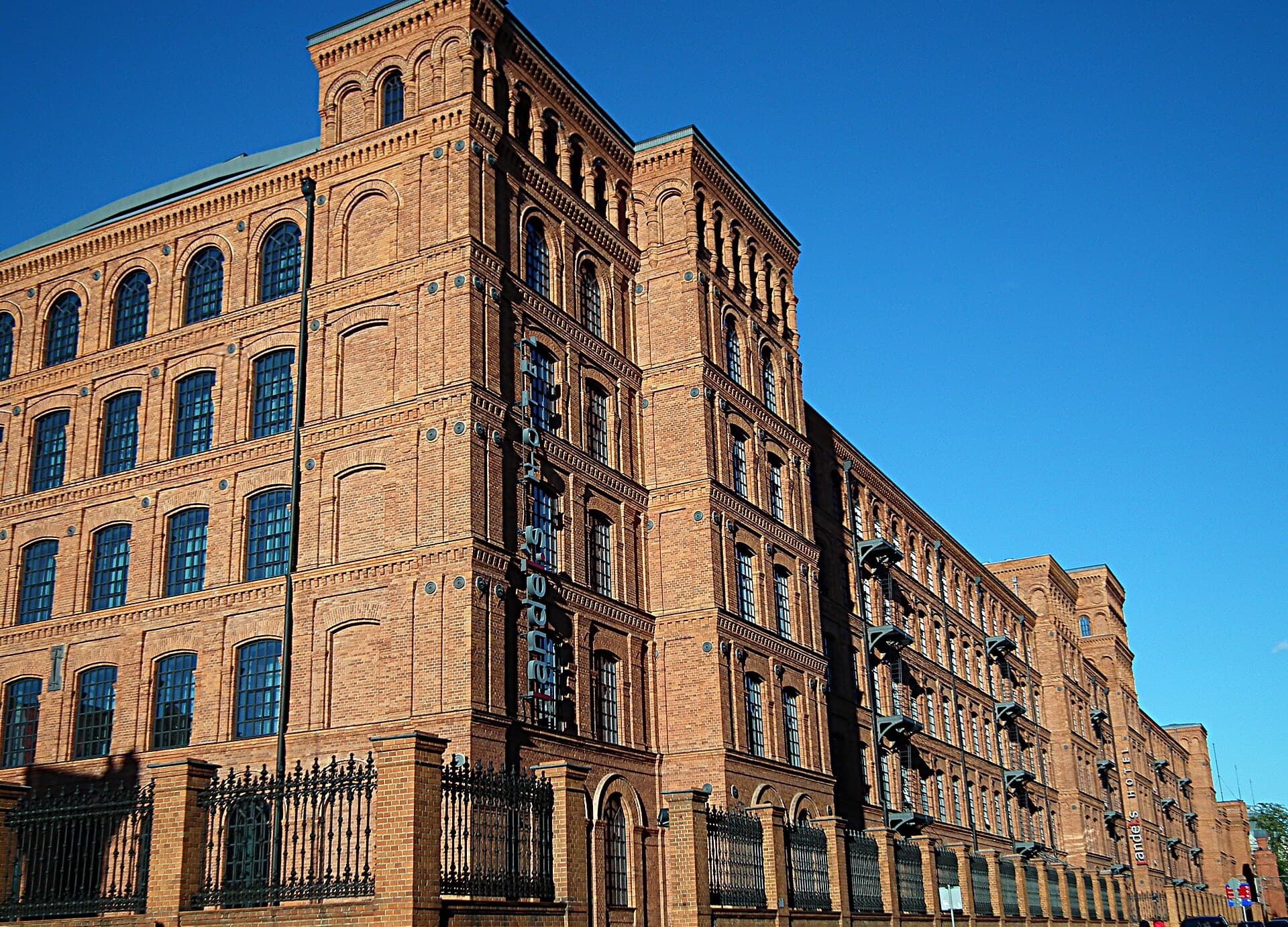 andel's Hotel Łódź (via Wikimedia Commons, CC BY-SA 3.0 pl)