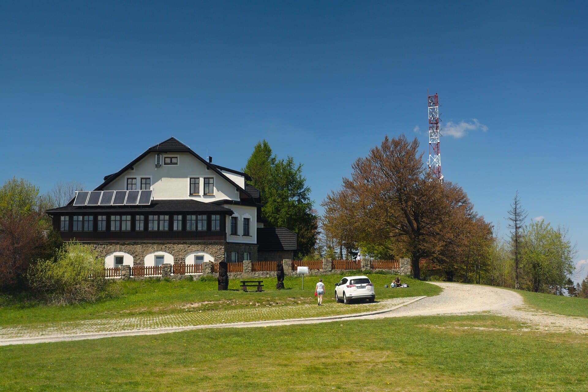 Schronisko PTTK na Magurce (via Wikimedia Commons, CC BY-SA 4.0)
