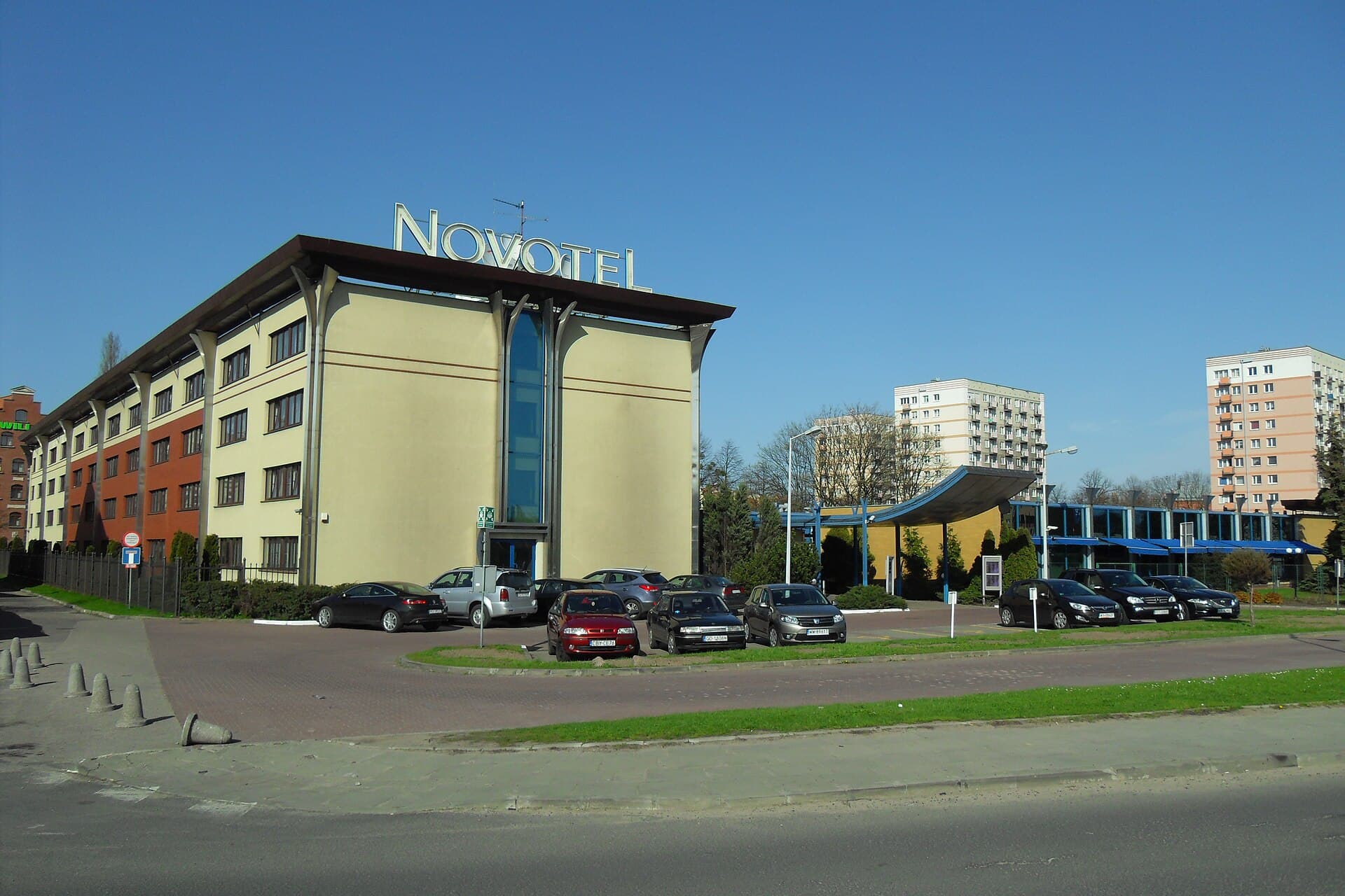 Novotel Centrum (via Wikimedia Commons, CC0)