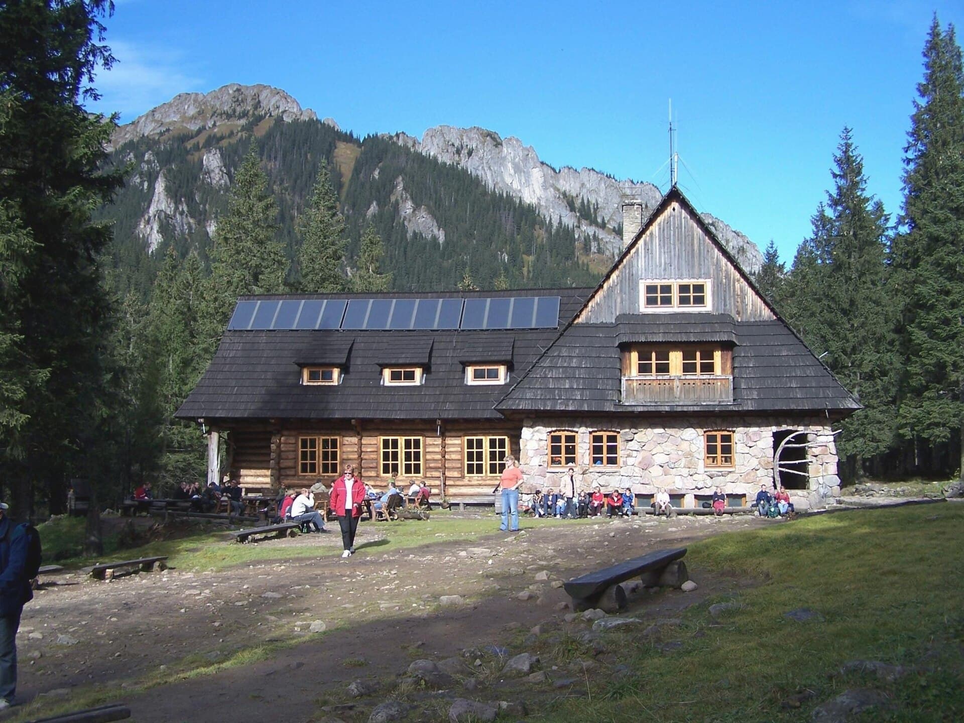 Schronisko PTTK na Hali Ornak (via Wikimedia Commons, CC BY 2.5)