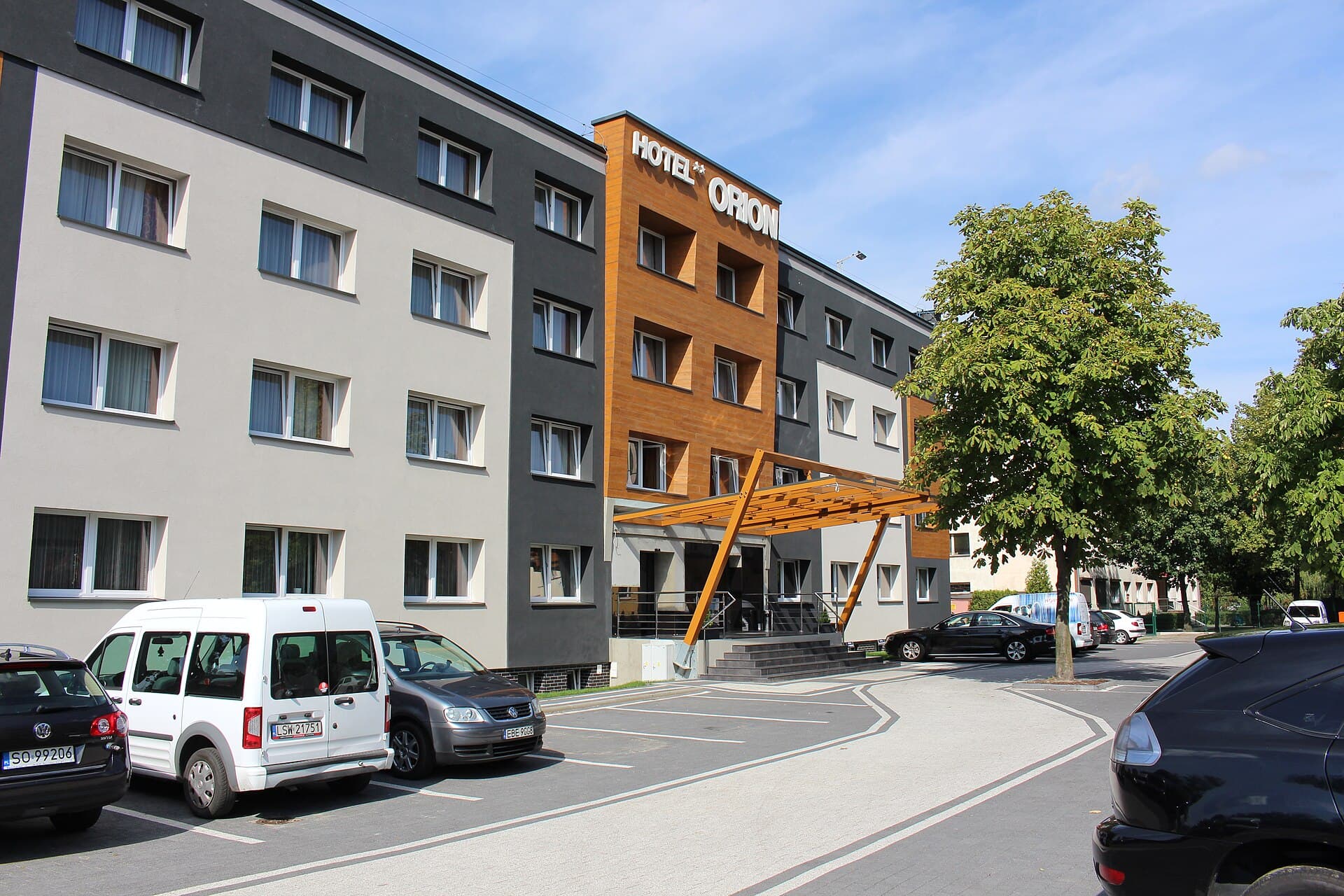 Hotel Orion (via Wikimedia Commons, CC BY 3.0)