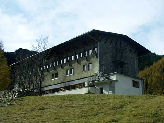 Hotel Górski PTTK Kalatówki (via Wikimedia Commons, CC BY-SA 3.0)