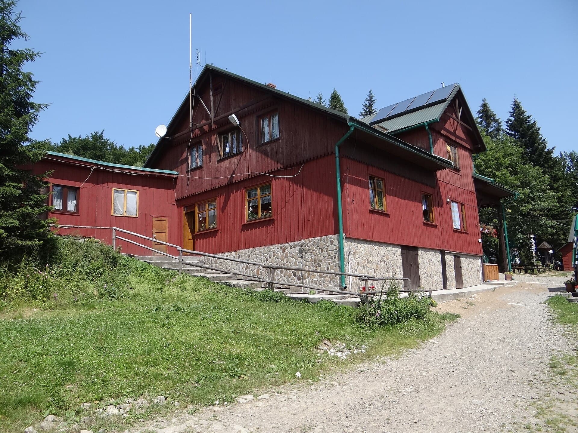 Schronisko PTTK Leskowiec (via Wikimedia Commons, CC BY-SA 4.0)
