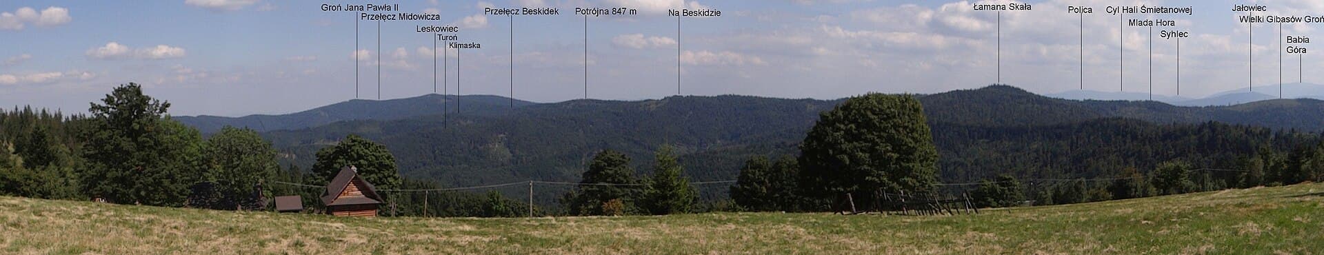 Chatka na Potrójnej (via Wikimedia Commons, CC BY-SA 4.0)